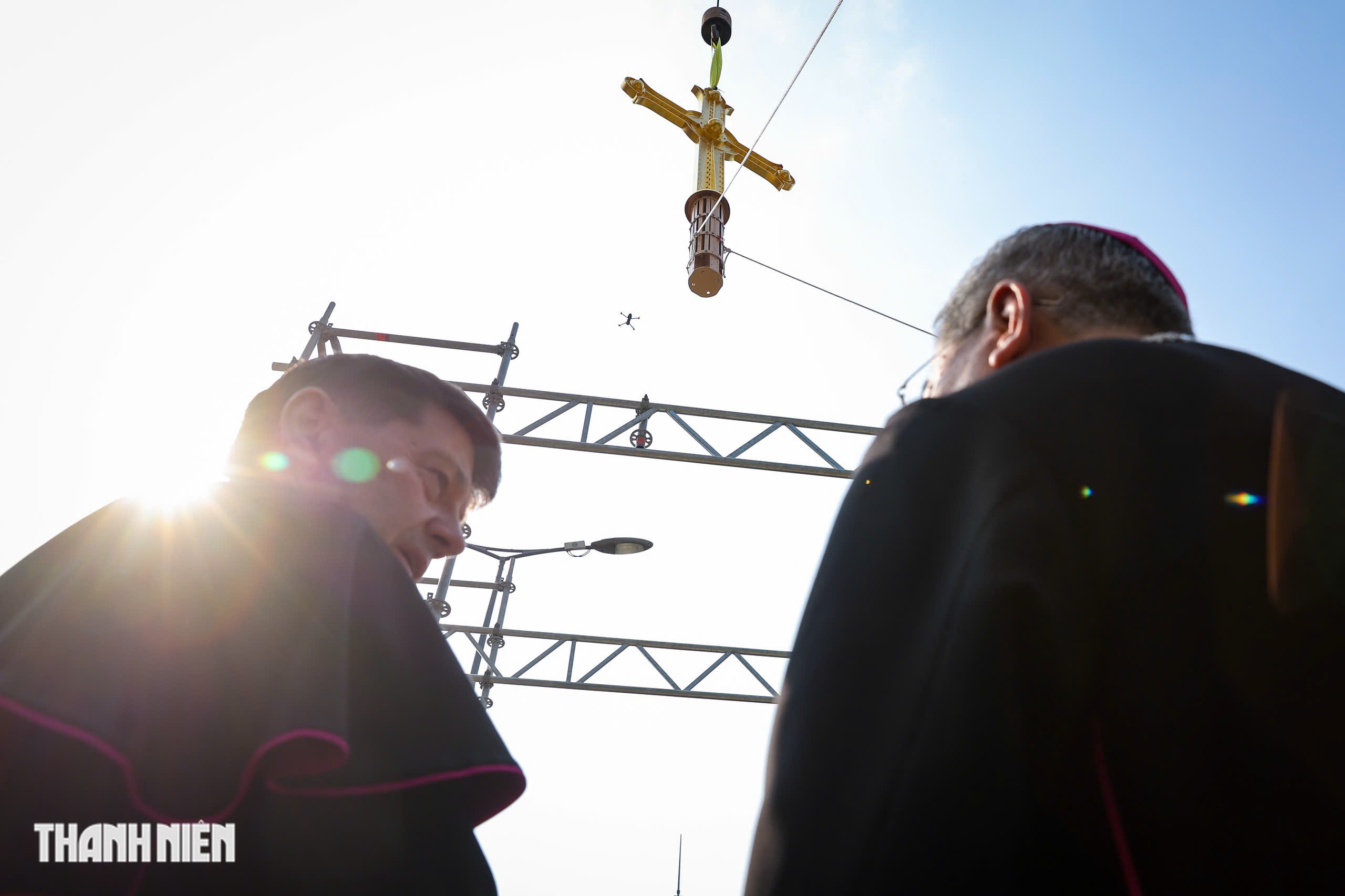 Th&aacute;nh gi&aacute; trở lại đỉnh Nh&agrave; thờ Đức B&agrave;, nhiều người nghẹn ng&agrave;o - Ảnh 7.