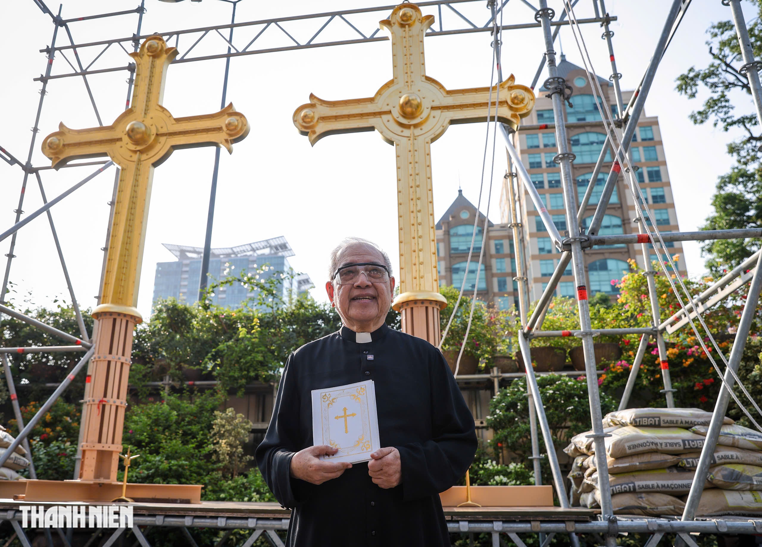 Th&aacute;nh gi&aacute; trở lại đỉnh Nh&agrave; thờ Đức B&agrave;, nhiều người nghẹn ng&agrave;o - Ảnh 16.