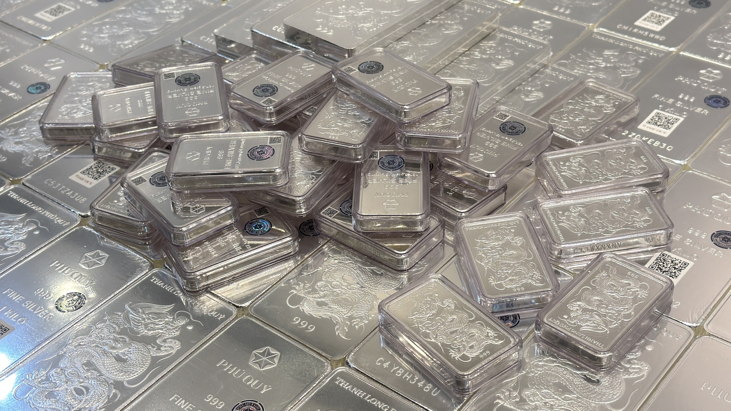 Giá vàng tiếp tục 'rơi', giá bạc bật tăng mạnh- Ảnh 1.