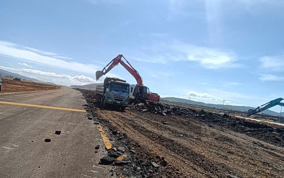 Đại công trường sân bay Liên Khương sau 2 tuần khởi công sửa chữa, nâng cấp- Ảnh 6.