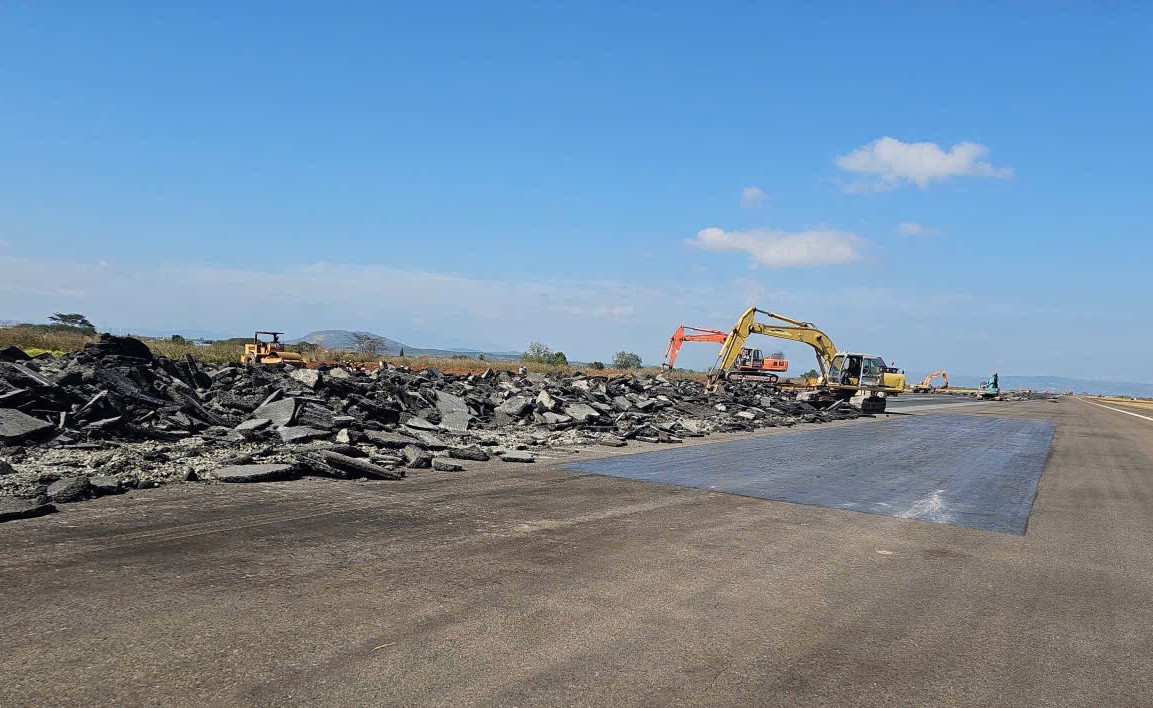 Đại công trường sân bay Liên Khương sau 2 tuần khởi công sửa chữa, nâng cấp- Ảnh 1.