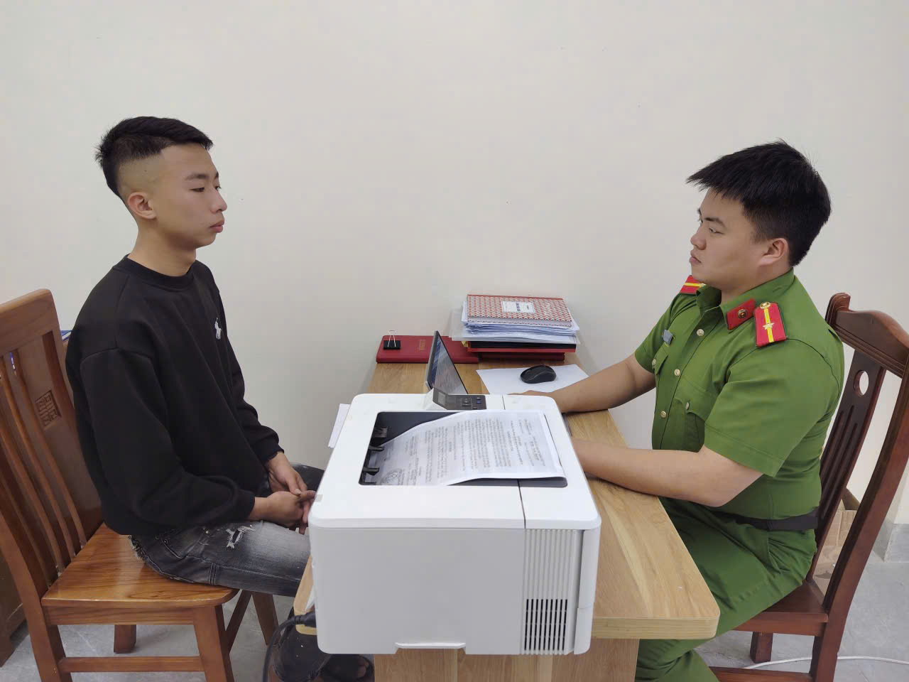 Bị khởi tố vì đánh bạc trực tuyến ngoài quán net- Ảnh 1. Bị khởi tố vì đánh bạc trực tuyến ngoài quán net- Ảnh 1.