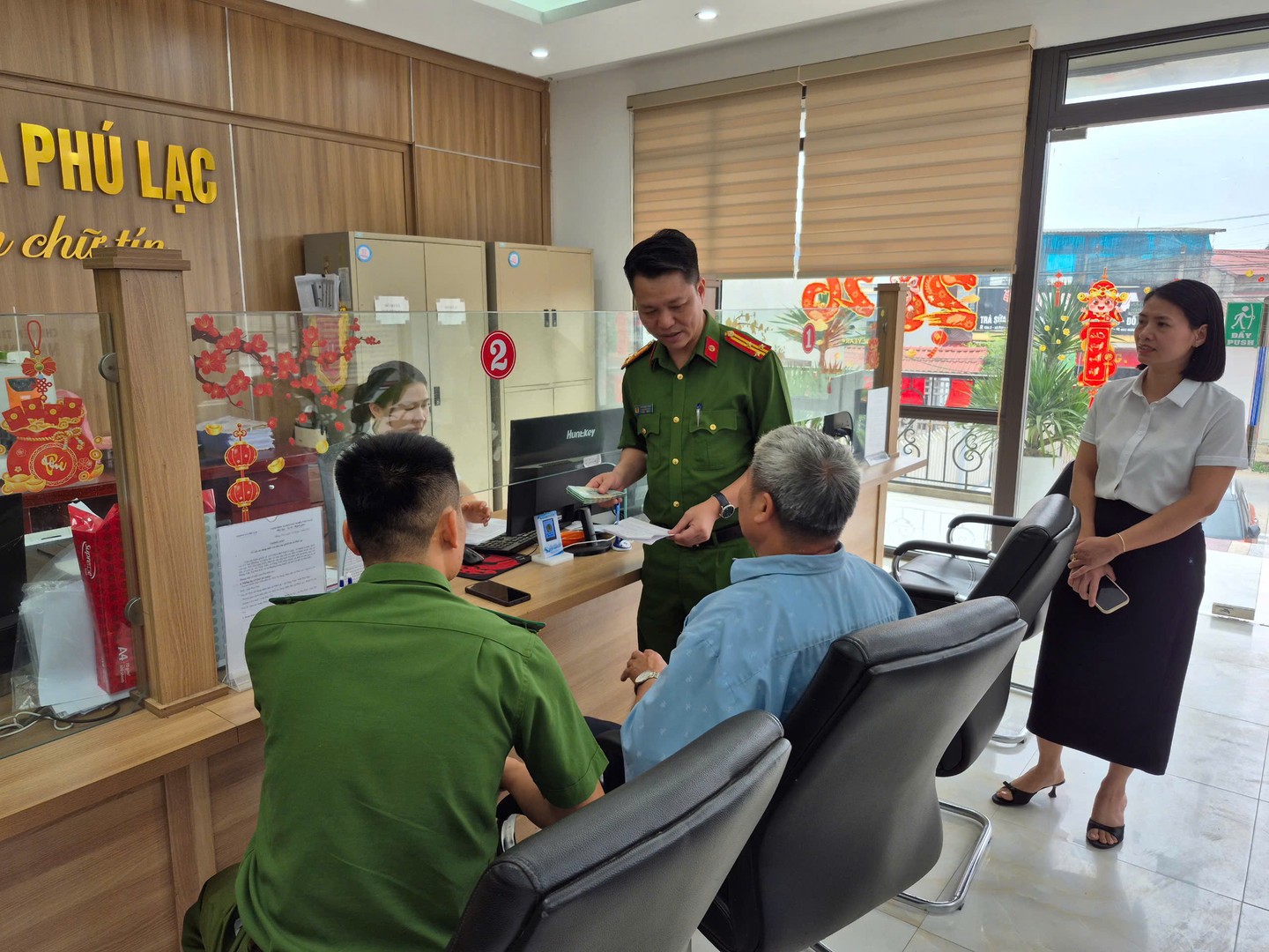 Tái diễn nạn giả mạo công an để lừa đảo chuyển tiền- Ảnh 2. Tái diễn nạn giả mạo công an để lừa đảo chuyển tiền- Ảnh 2.