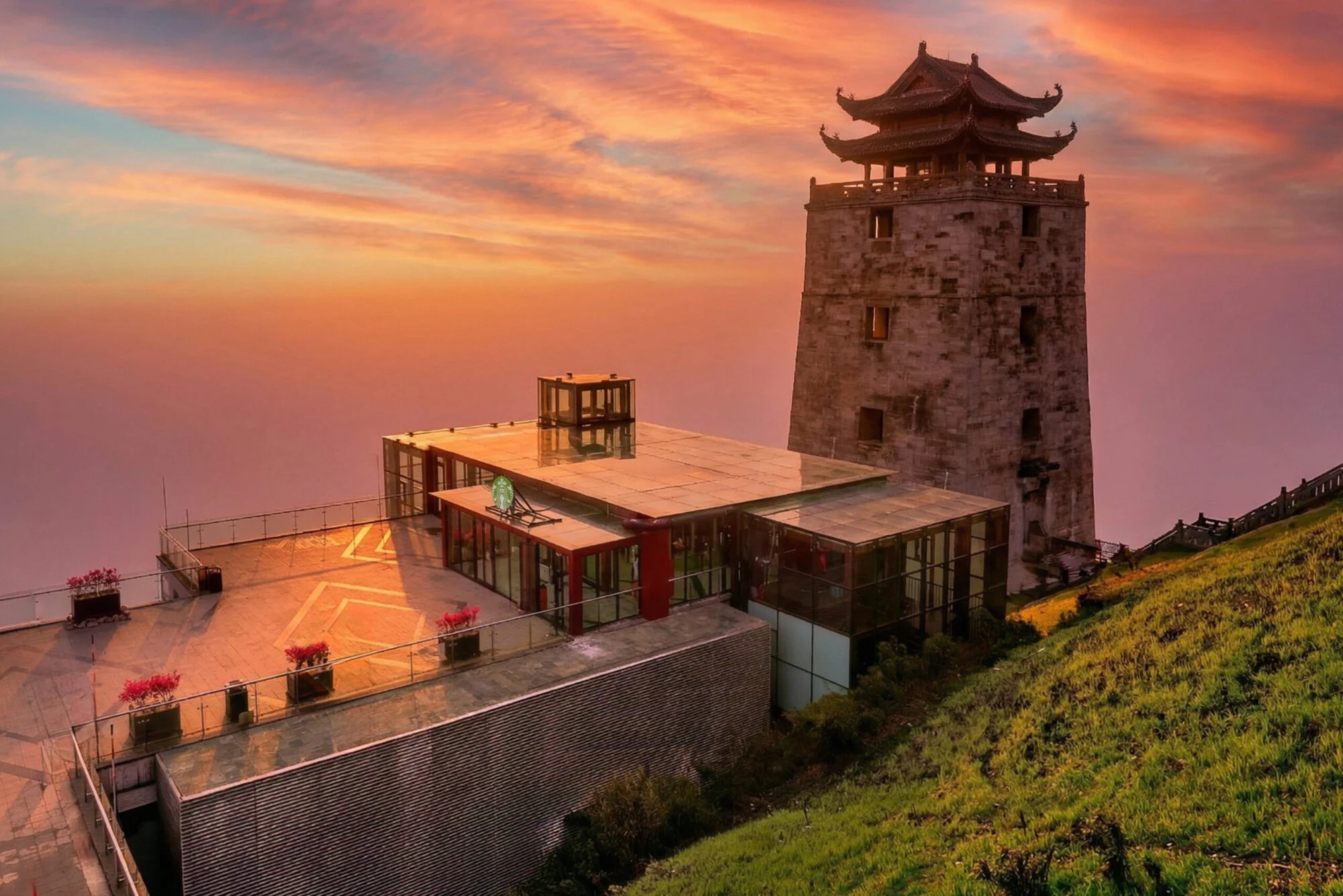 B&ecirc;n trong qu&aacute;n c&agrave; ph&ecirc; Starbucks cao nhất ch&acirc;u &Aacute; tại Việt Nam - Ảnh 1.