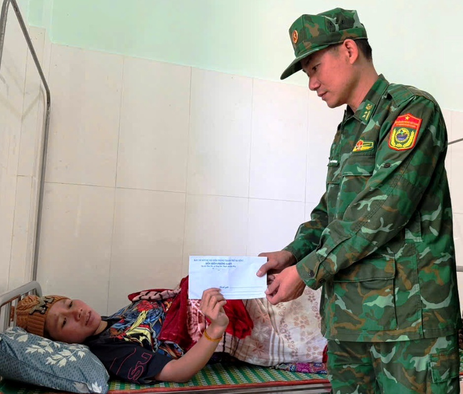 Biên phòng Đà Nẵng xuyên biên giới cứu sản phụ người Lào sinh khó- Ảnh 2. Biên phòng Đà Nẵng xuyên biên giới cứu sản phụ người Lào sinh khó- Ảnh 2.