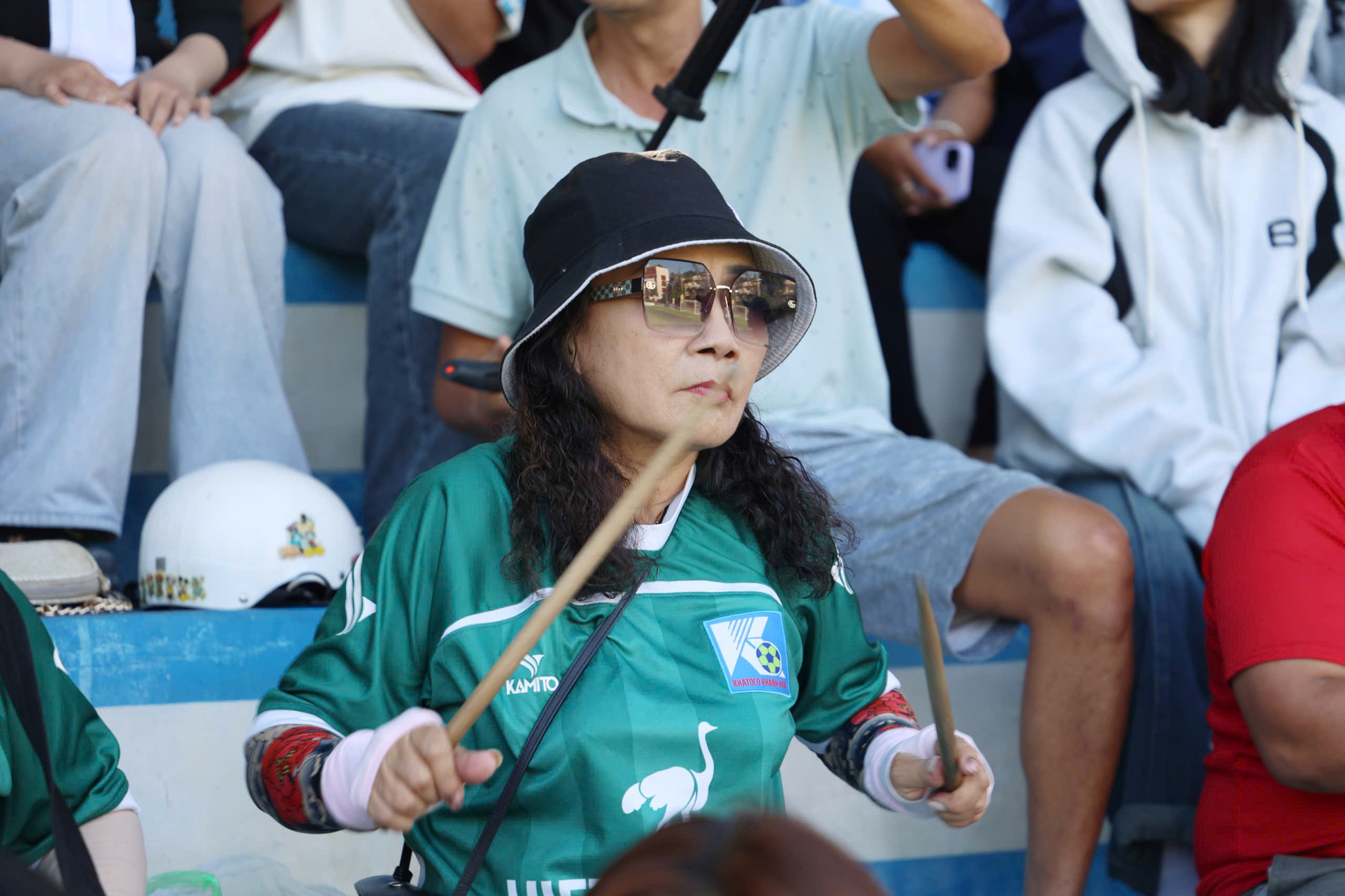 Hội người h&acirc;m mộ b&oacute;ng đ&aacute; Kh&aacute;nh H&ograve;a tiếp lửa kh&aacute;n đ&agrave;i TNSV THACO Cup 2026- Ảnh 3.