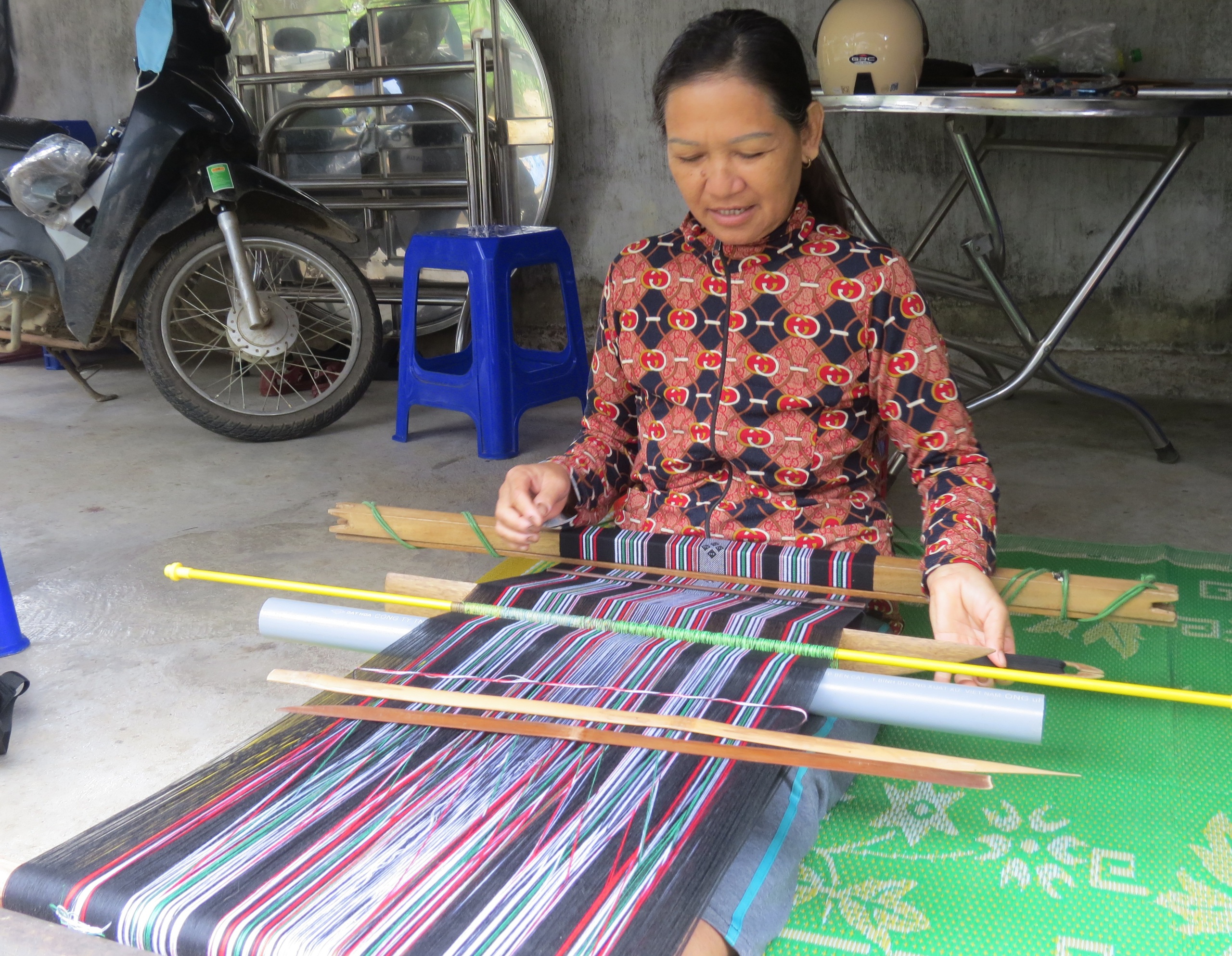 Người Hrê mang họ Phạm: Nặng lòng với di sản thổ cẩm - Ảnh 1.