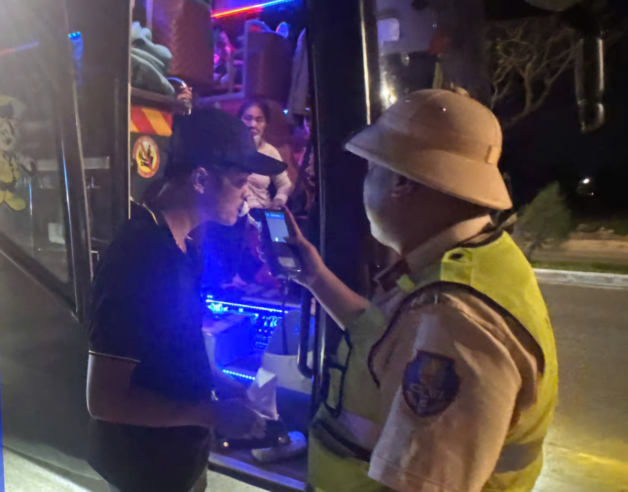 Xử phạt xe khách 38 chỗ 'nhồi' 53 người trên quốc lộ 1- Ảnh 2.