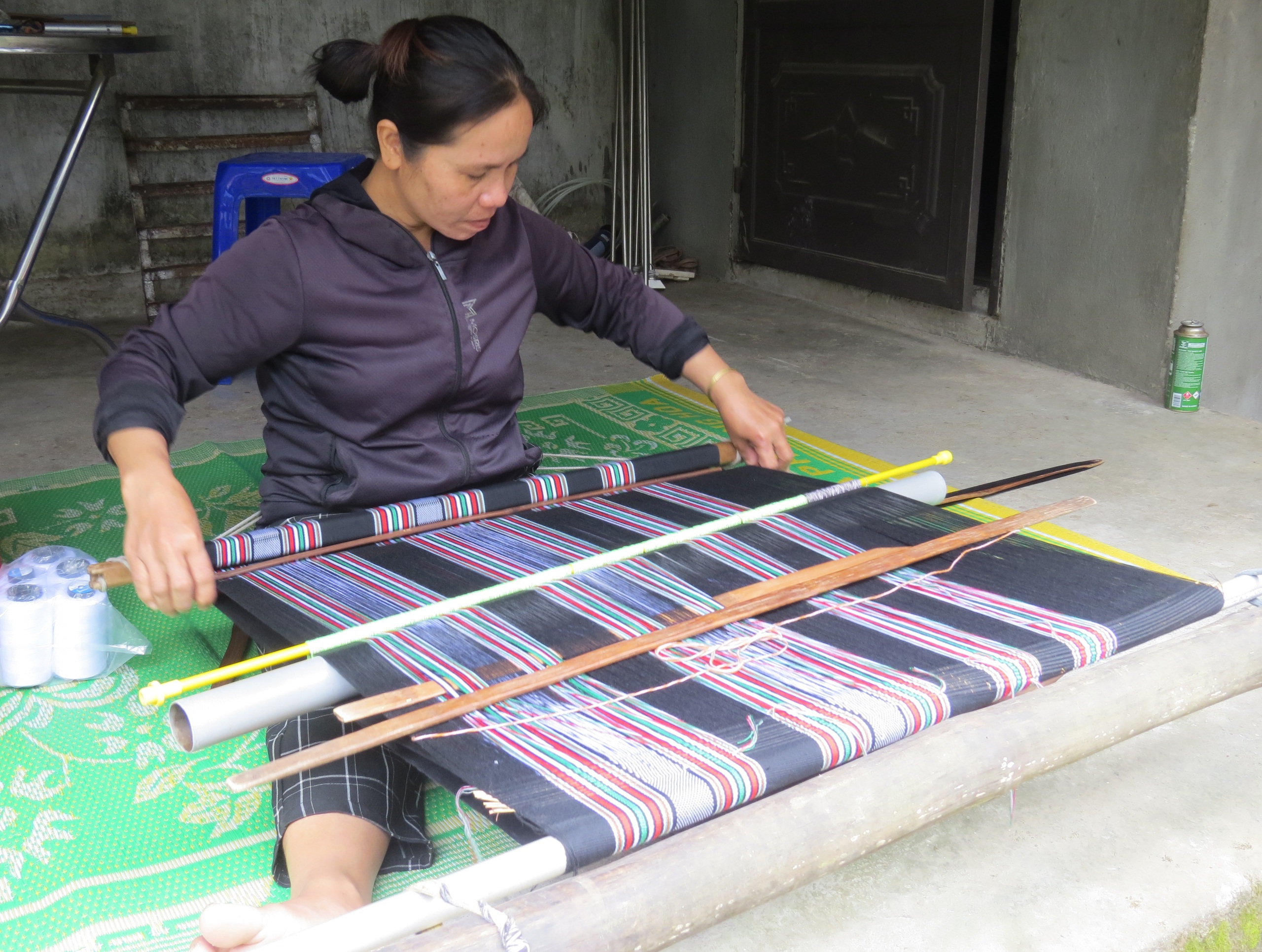 Người Hrê mang họ Phạm: Nặng lòng với di sản thổ cẩm - Ảnh 2.