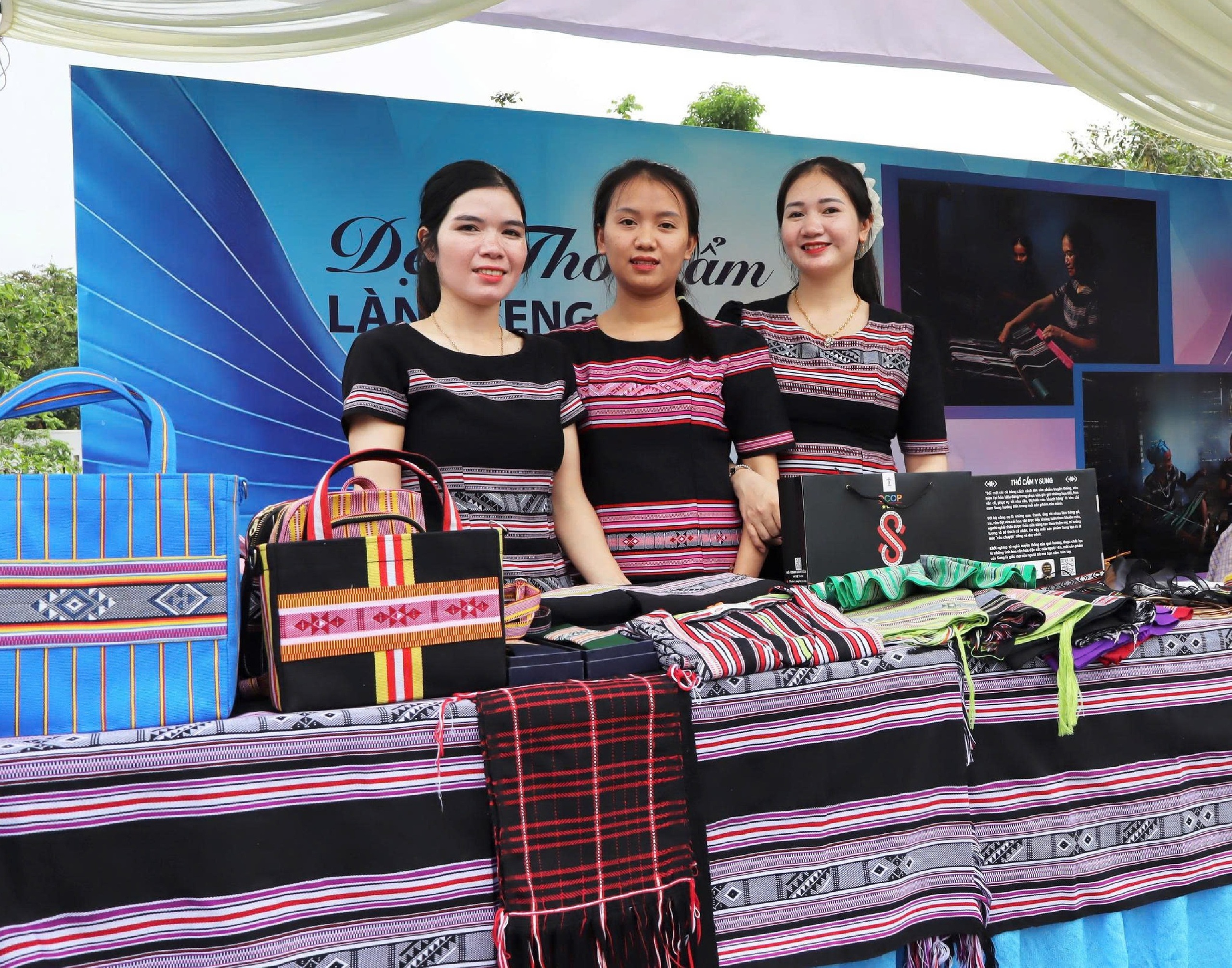 Người Hrê mang họ Phạm: Nặng lòng với di sản thổ cẩm - Ảnh 3.