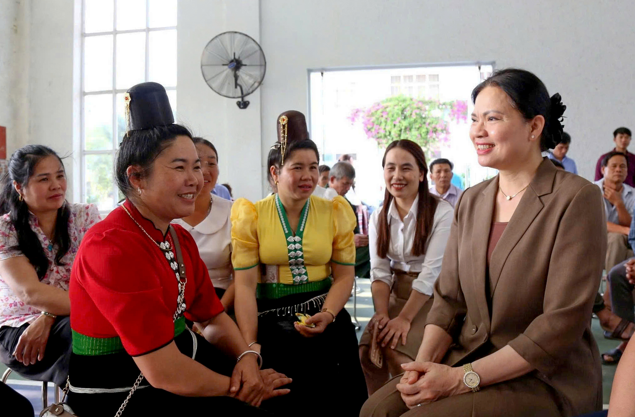 Bà Hà Thị Nga trả lời cử tri về xây dựng nhà văn hóa thôn, bản- Ảnh 1. Bà Hà Thị Nga trả lời cử tri về xây dựng nhà văn hóa thôn, bản- Ảnh 1.