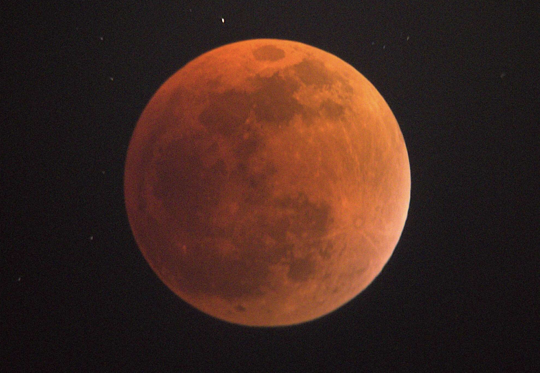 Tối nay người d&acirc;n TP.HCM xem trăng m&aacute;u ở đ&acirc;u? Tỉnh n&agrave;o thấy nguyệt thực sớm nhất? - Ảnh 1.