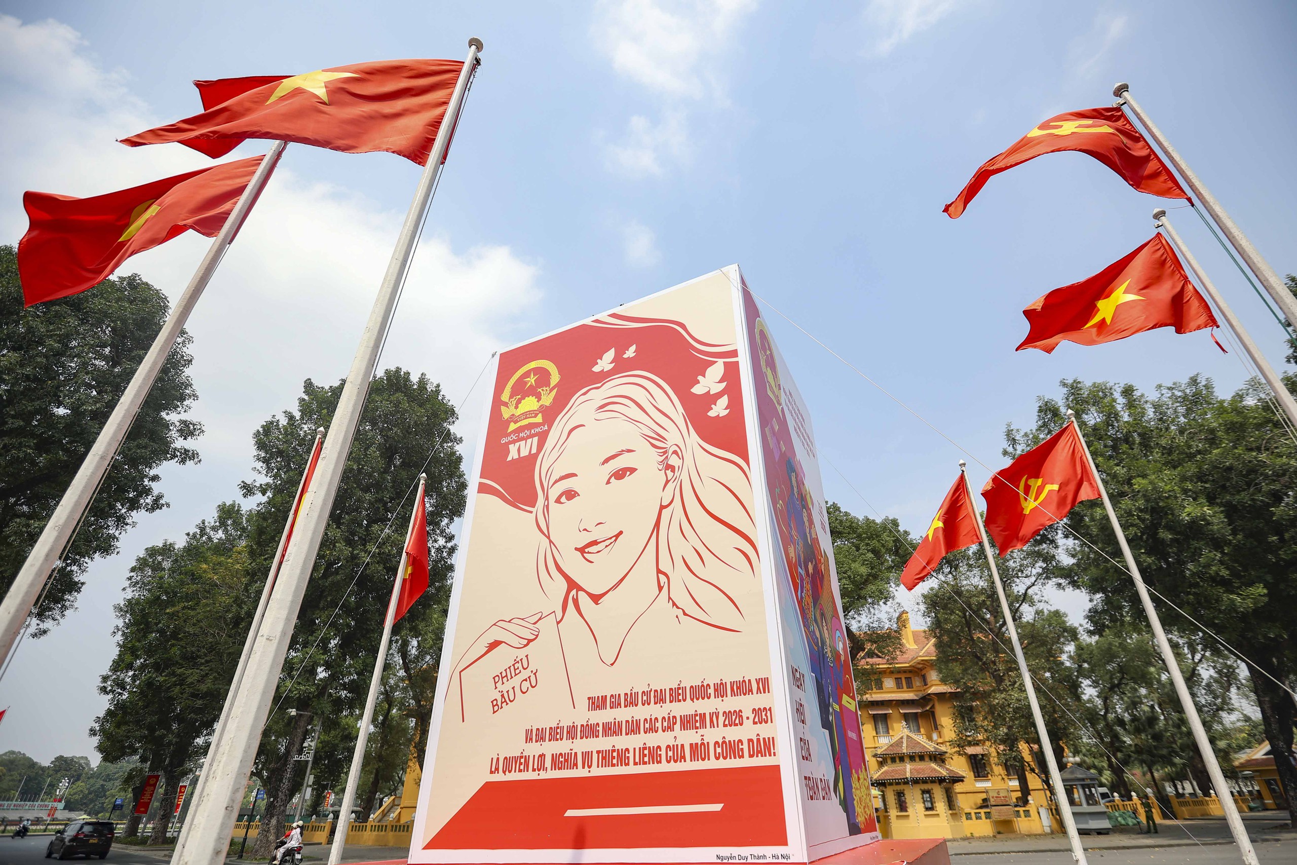 Hà Nội trang hoàng rực rỡ cho ngày bầu cử Quốc hội khóa XVI năm 2026 - Ảnh 11. Hà Nội trang hoàng rực rỡ cho ngày bầu cử Quốc hội khóa XVI năm 2026 - Ảnh 11.