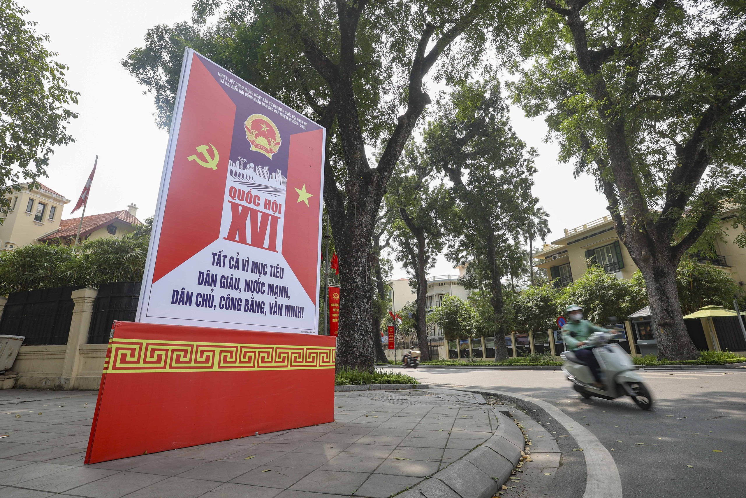 Hà Nội trang hoàng rực rỡ cho ngày bầu cử Quốc hội khóa XVI năm 2026 - Ảnh 10. Hà Nội trang hoàng rực rỡ cho ngày bầu cử Quốc hội khóa XVI năm 2026 - Ảnh 10.