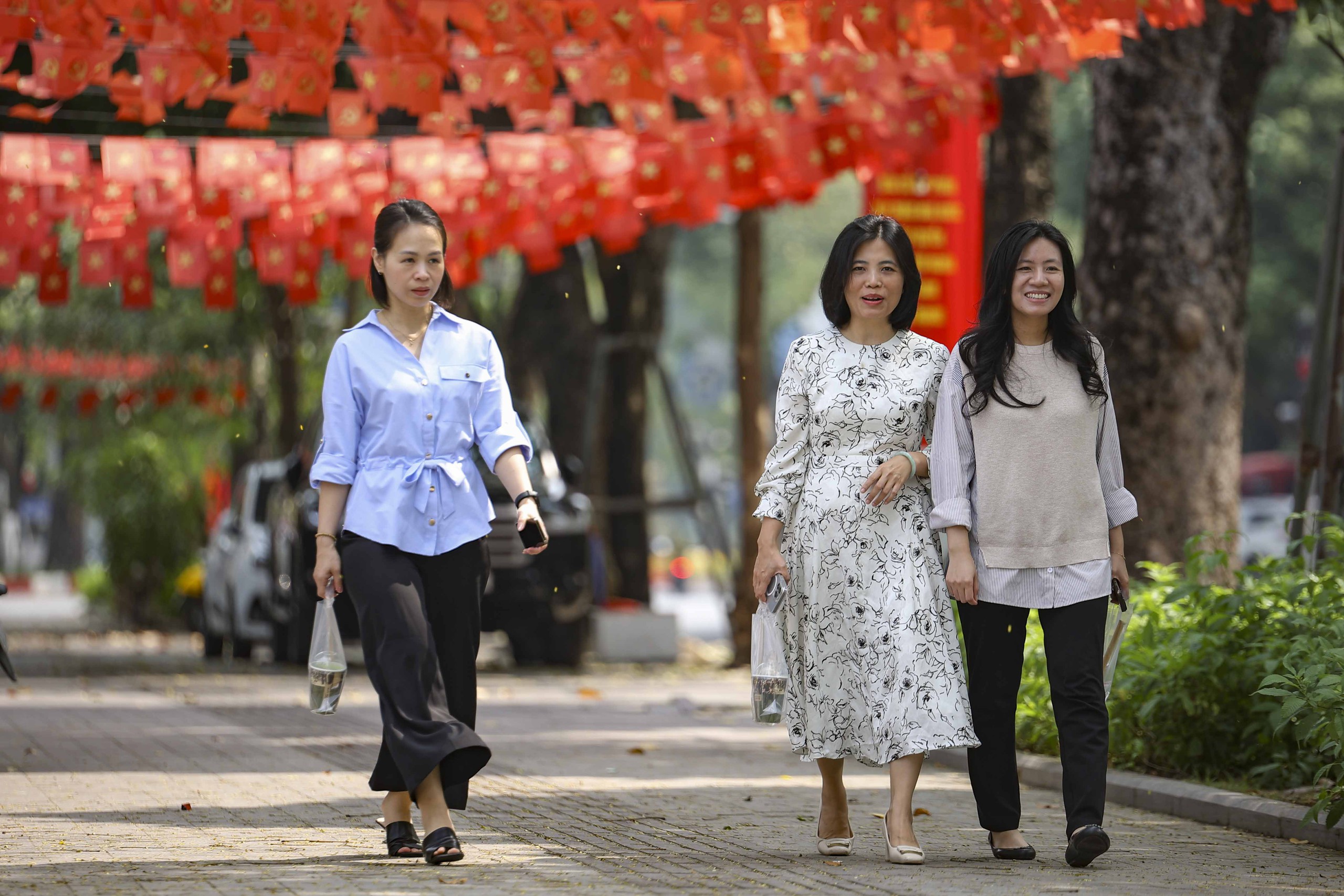 Hà Nội trang hoàng rực rỡ cho ngày bầu cử Quốc hội khóa XVI năm 2026 - Ảnh 16. Hà Nội trang hoàng rực rỡ cho ngày bầu cử Quốc hội khóa XVI năm 2026 - Ảnh 16.