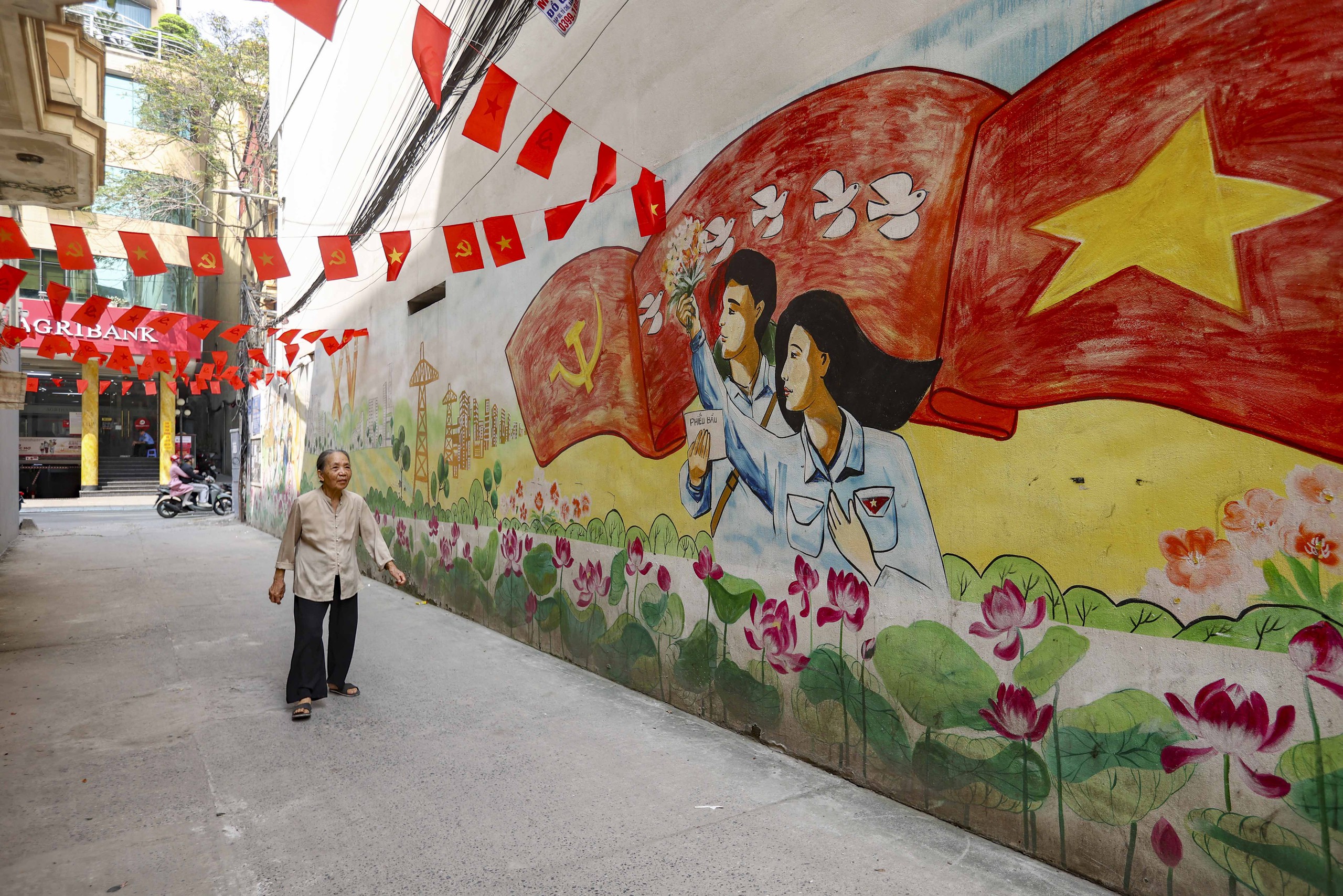 Hà Nội trang hoàng rực rỡ cho ngày bầu cử Quốc hội khóa XVI năm 2026 - Ảnh 12. Hà Nội trang hoàng rực rỡ cho ngày bầu cử Quốc hội khóa XVI năm 2026 - Ảnh 12.