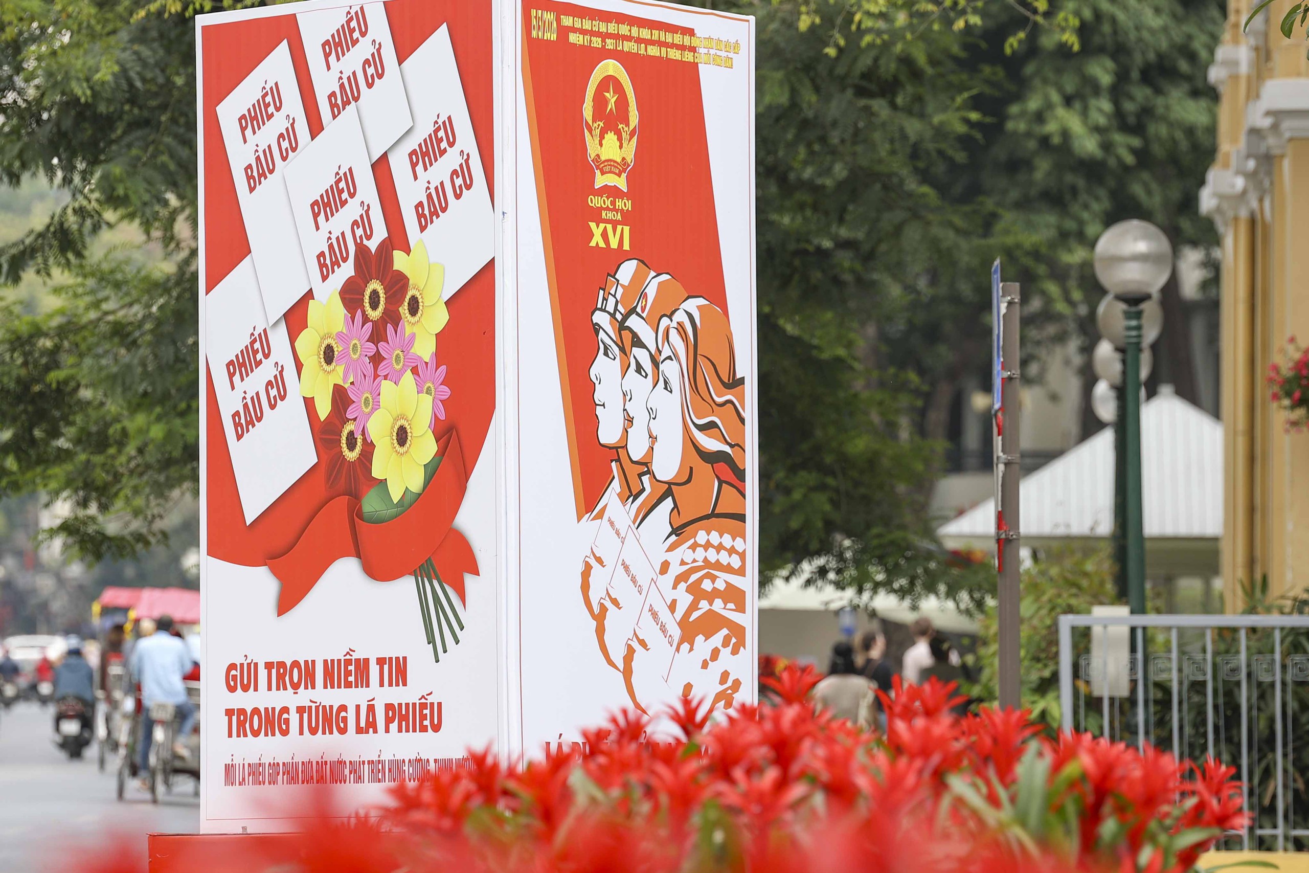 Hà Nội trang hoàng rực rỡ cho ngày bầu cử Quốc hội khóa XVI năm 2026 - Ảnh 6. Hà Nội trang hoàng rực rỡ cho ngày bầu cử Quốc hội khóa XVI năm 2026 - Ảnh 6.