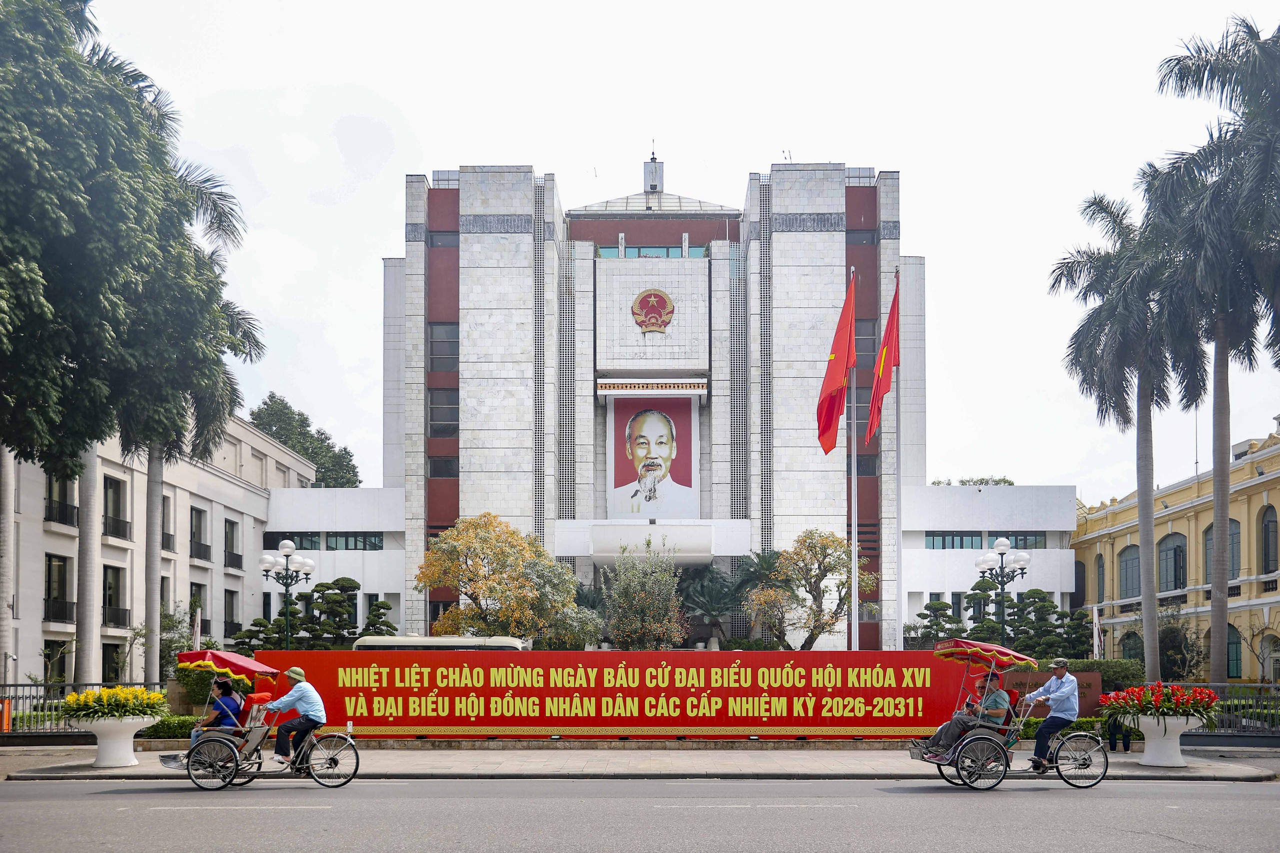 Hà Nội trang hoàng rực rỡ cho ngày bầu cử Quốc hội khóa XVI năm 2026 - Ảnh 2. Hà Nội trang hoàng rực rỡ cho ngày bầu cử Quốc hội khóa XVI năm 2026 - Ảnh 2.