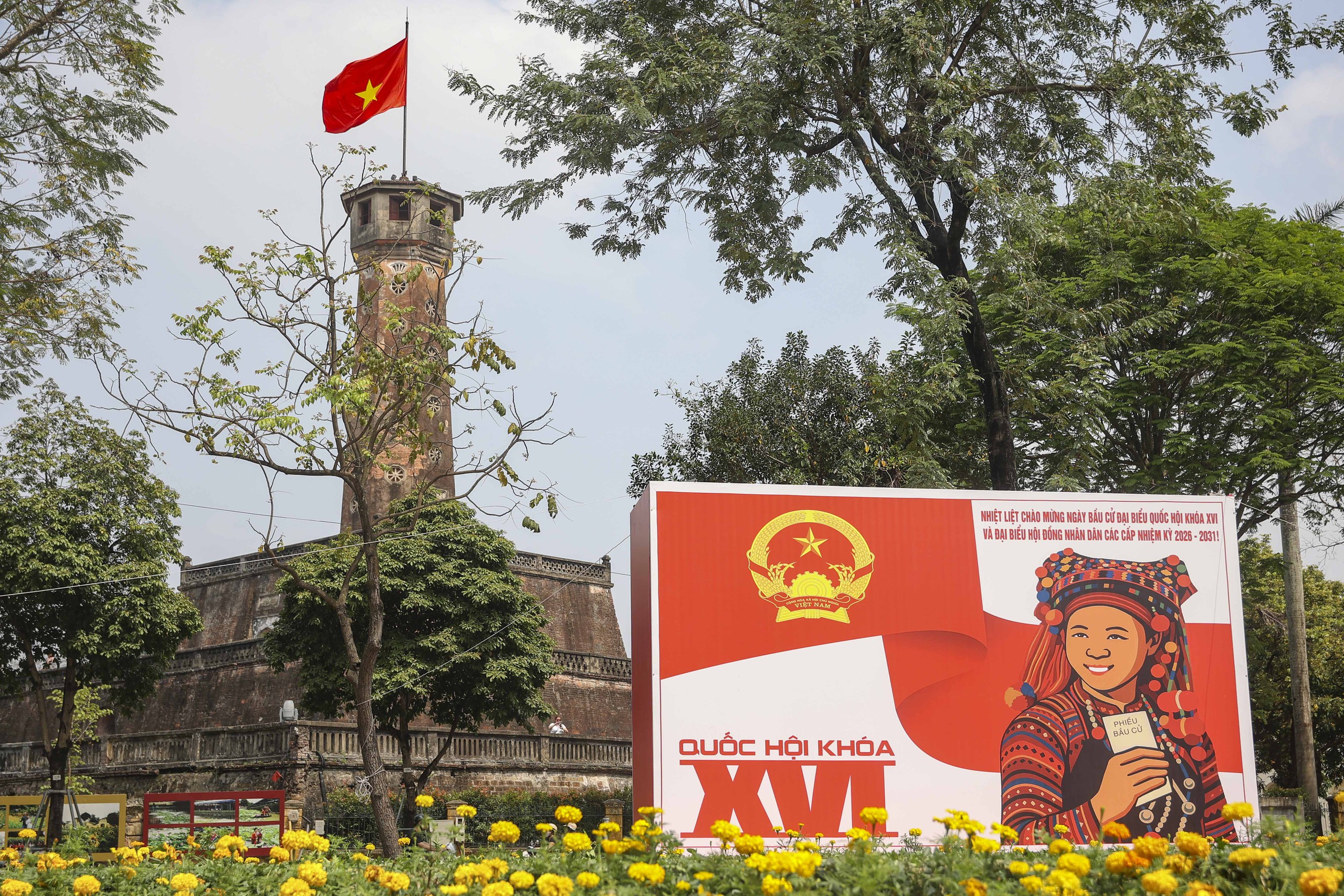 Hà Nội trang hoàng rực rỡ cho ngày bầu cử Quốc hội khóa XVI năm 2026 - Ảnh 1. Hà Nội trang hoàng rực rỡ cho ngày bầu cử Quốc hội khóa XVI năm 2026 - Ảnh 1.