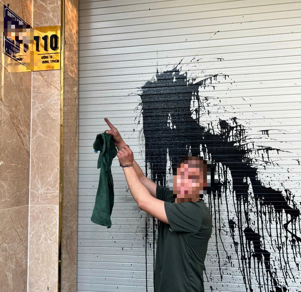 Công an TP.HCM truy xét nhanh kẻ tạt sơn vào cửa hàng vàng bạc - Ảnh 1.