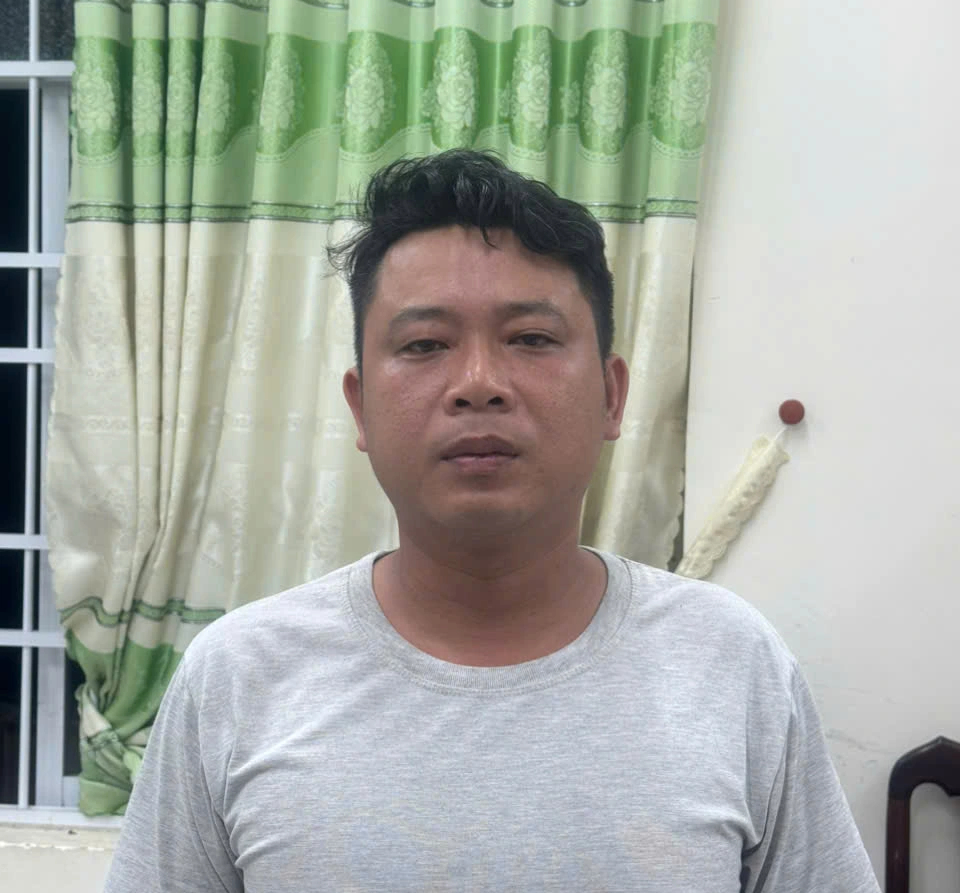 Công an TP.HCM bắt khẩn cấp khách hàng hành hung tài xế taxi - Ảnh 1.