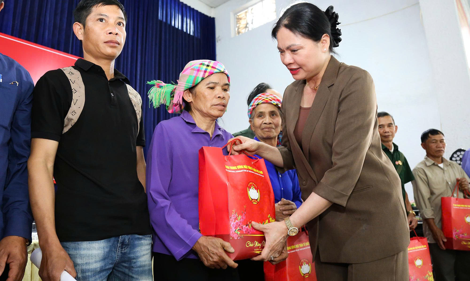 Bà Hà Thị Nga trả lời cử tri về xây dựng nhà văn hóa thôn, bản- Ảnh 2. Bà Hà Thị Nga trả lời cử tri về xây dựng nhà văn hóa thôn, bản- Ảnh 2.