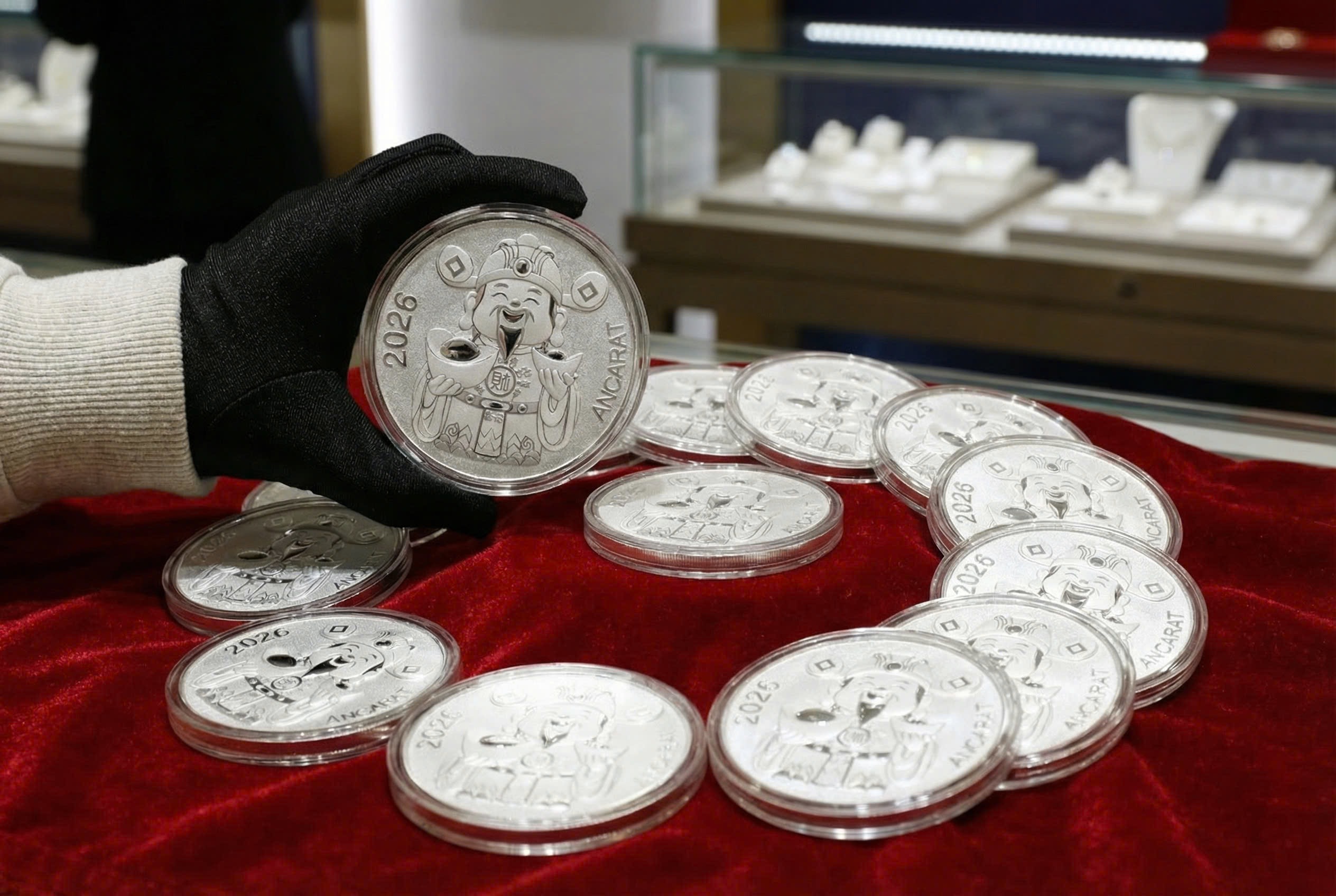 Giá bạc hôm nay 2.3: Bất ngờ giảm mạnh, còn hơn 95 triệu đồng/kg- Ảnh 1.