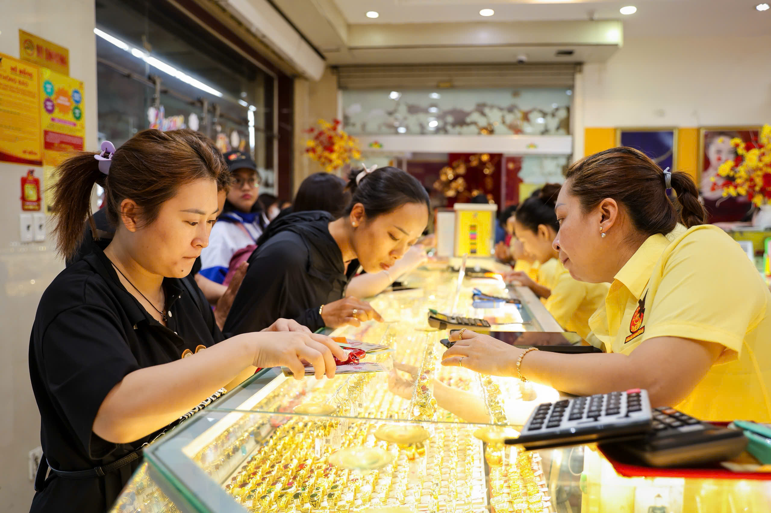 Giá vàng tăng cao, chứng khoán lao dốc- Ảnh 1.