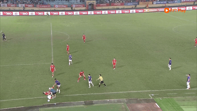 Cầm 2 ch&acirc;n đối thủ k&eacute;o xềnh xệch khỏi s&acirc;n, ngoại binh H&agrave; Nội bị thẻ đỏ: Oan hay kh&ocirc;ng?- Ảnh 1.