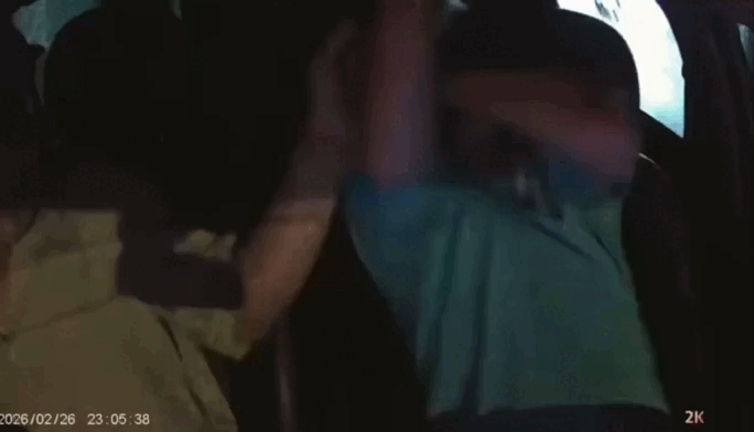 Công an TP.HCM bắt khẩn cấp khách hàng hành hung tài xế taxi - Ảnh 2.