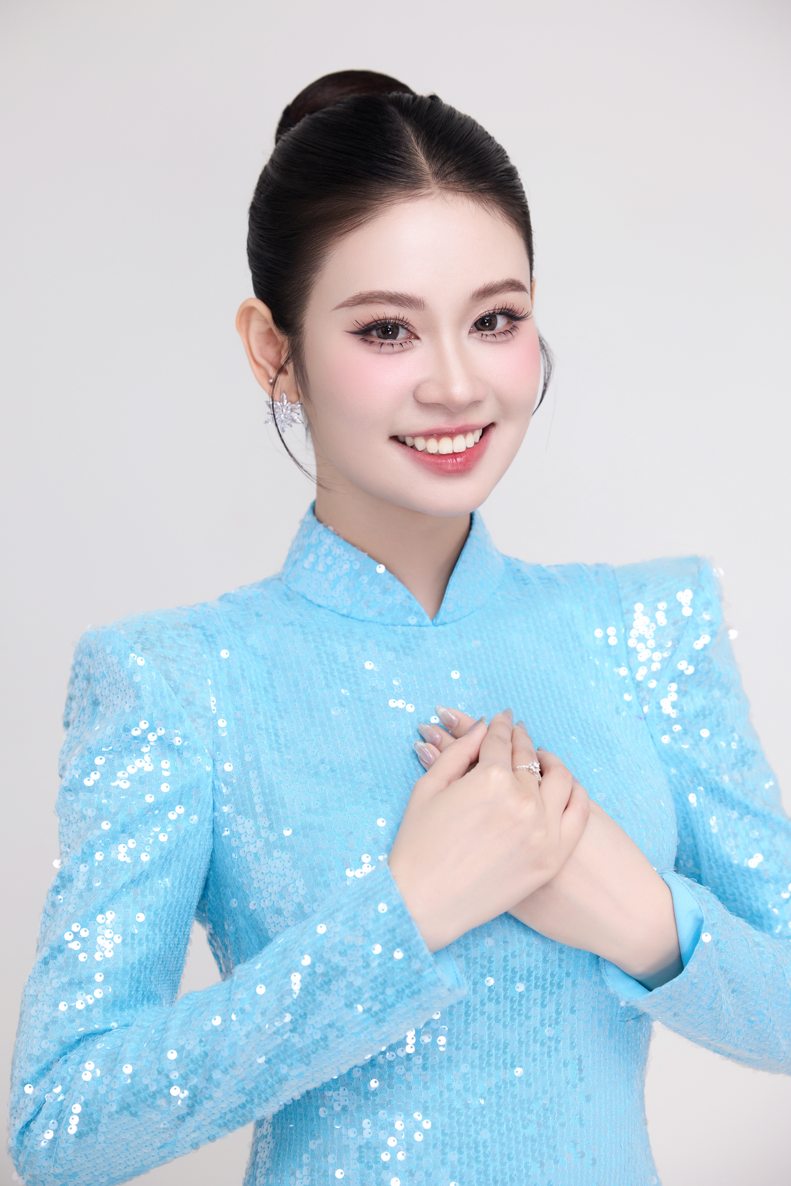 Nữ sinh Ngoại Thương có thành tích 'khủng' gây chú ý ở Miss World Vietnam - Ảnh 1.