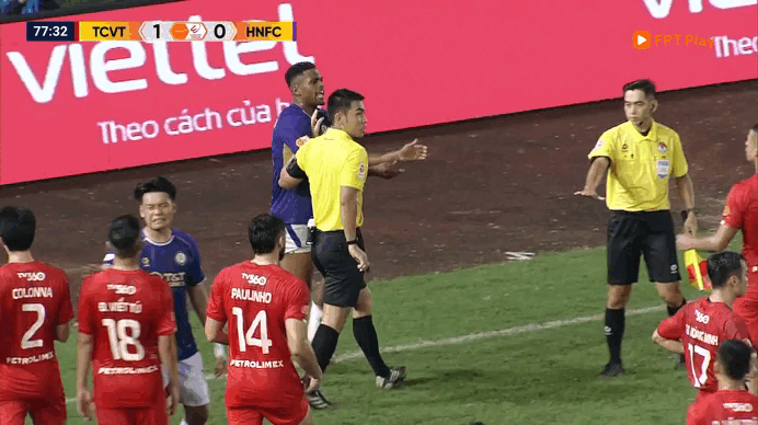 Cầm 2 ch&acirc;n đối thủ k&eacute;o xềnh xệch khỏi s&acirc;n, ngoại binh H&agrave; Nội bị thẻ đỏ: Oan hay kh&ocirc;ng?- Ảnh 2.