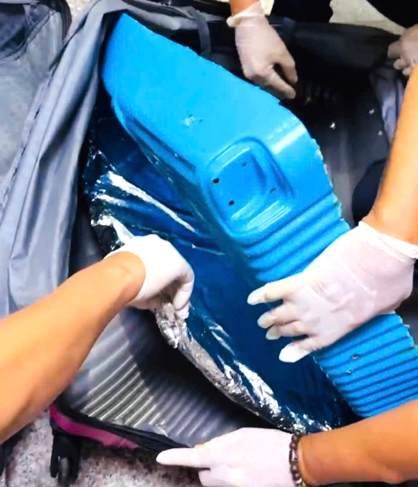 Tết Bính Ngọ, Hải quan Tân Sơn Nhất phát hiện bắt giữ 4,5kg cocain- Ảnh 2. Tết Bính Ngọ, Hải quan Tân Sơn Nhất phát hiện bắt giữ 4,5kg cocain- Ảnh 2.