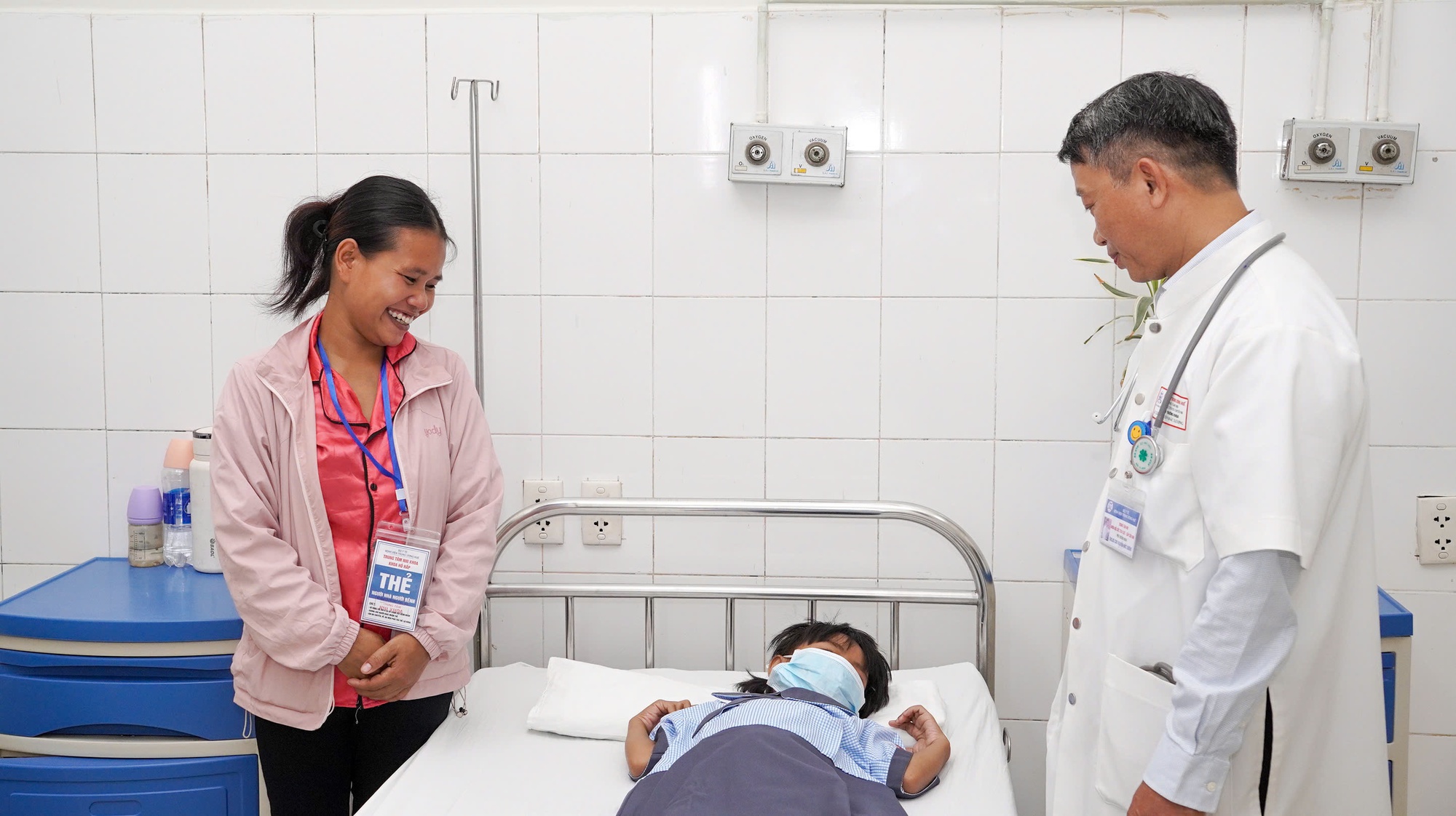 Cứu sống bé gái bị rắn độc cắn nhờ huyết thanh gửi bằng máy bay- Ảnh 2. Cứu sống bé gái bị rắn độc cắn nhờ huyết thanh gửi bằng máy bay- Ảnh 2.