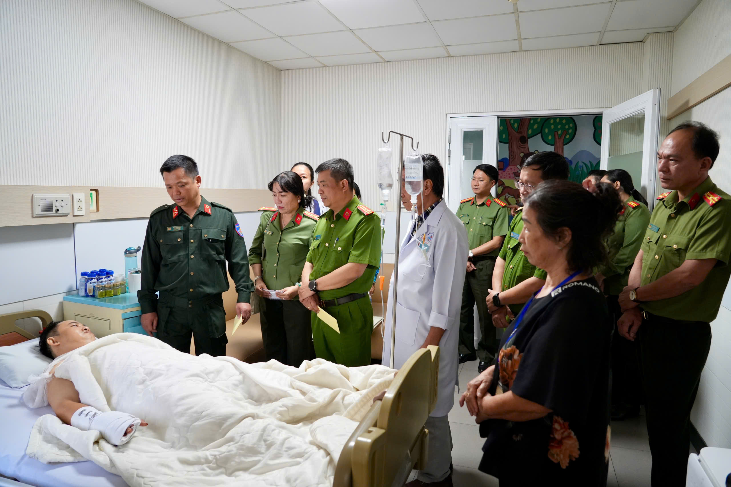 Lãnh sự quán Anh gửi công hàm thăm bị can đâm thiếu tá công an Mũi Né - Ảnh 3.