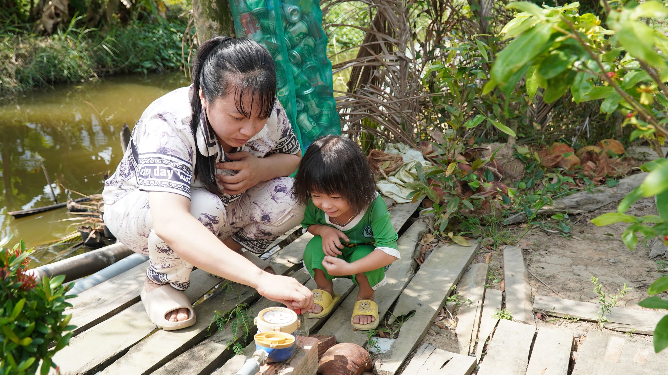 Ống nước kéo ngang nhà, người dân Biển Bạch vẫn chật vật mua từng lu nước- Ảnh 4.