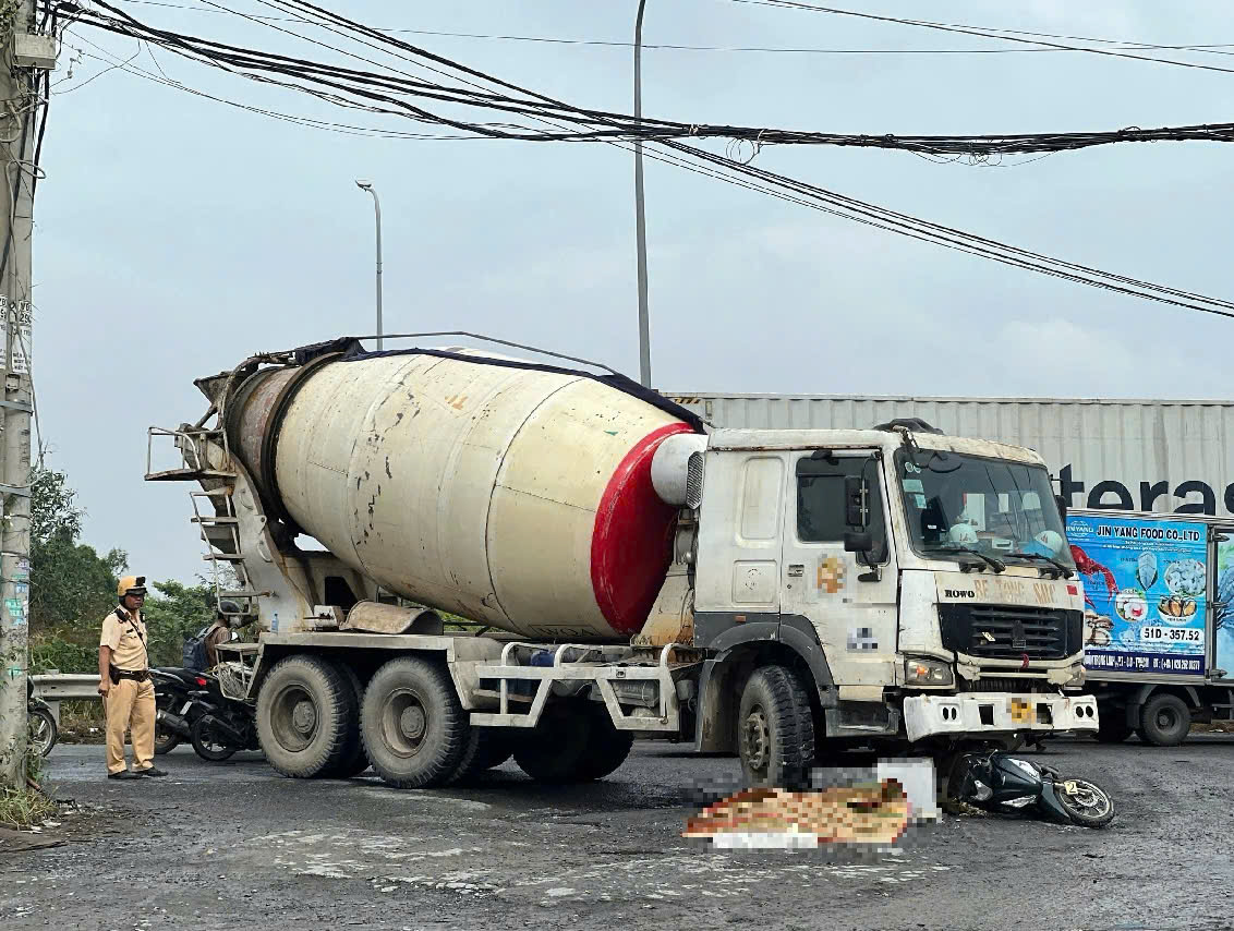 Hàng loạt bãi xe tự phát dọc đường Võ Chí Công: Kiểm tra xong… vẫn hoạt động- Ảnh 1. Hàng loạt bãi xe tự phát dọc đường Võ Chí Công: Kiểm tra xong… vẫn hoạt động- Ảnh 1.