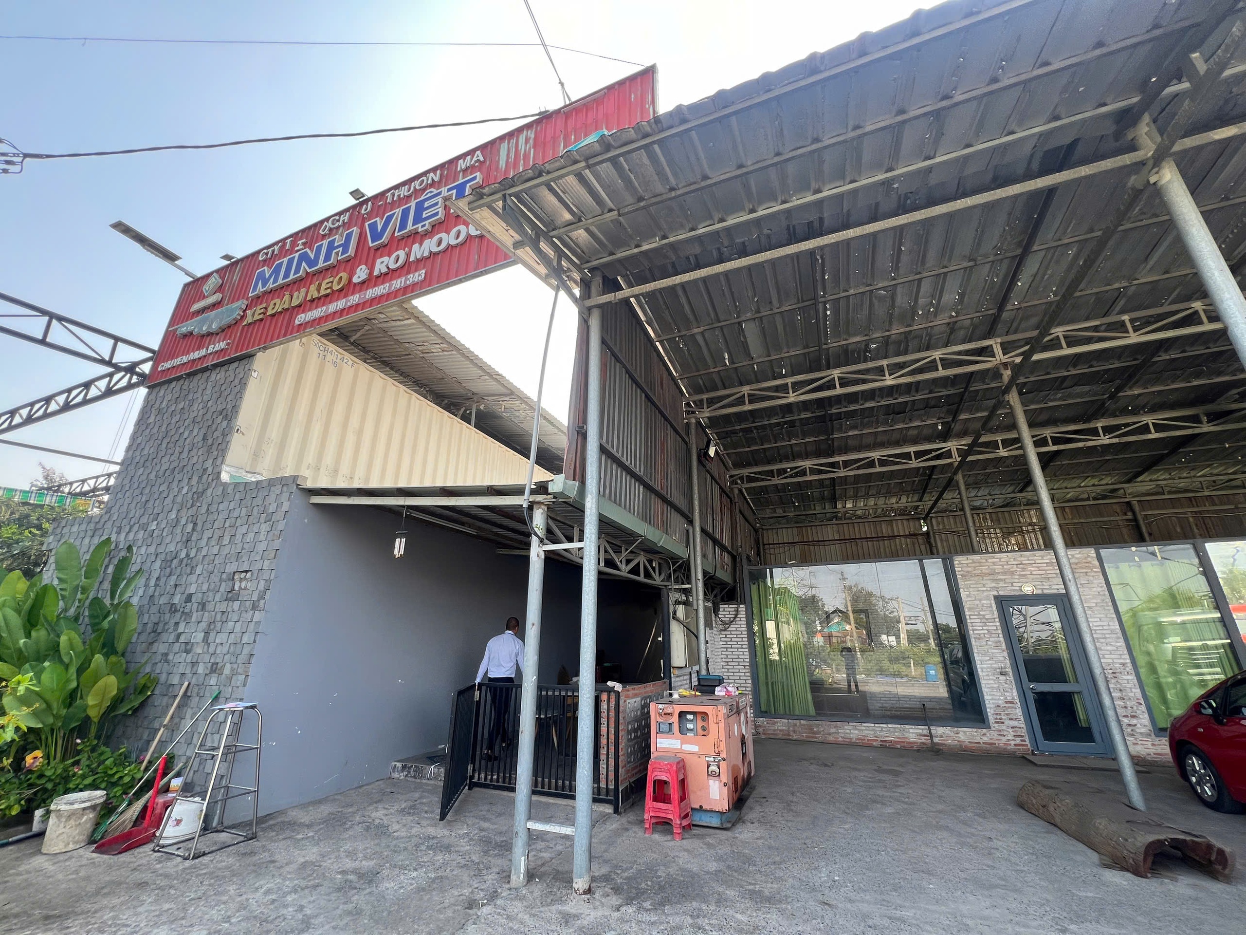 Hàng loạt bãi xe tự phát dọc đường Võ Chí Công: Kiểm tra xong… vẫn hoạt động- Ảnh 14. Hàng loạt bãi xe tự phát dọc đường Võ Chí Công: Kiểm tra xong… vẫn hoạt động- Ảnh 14.