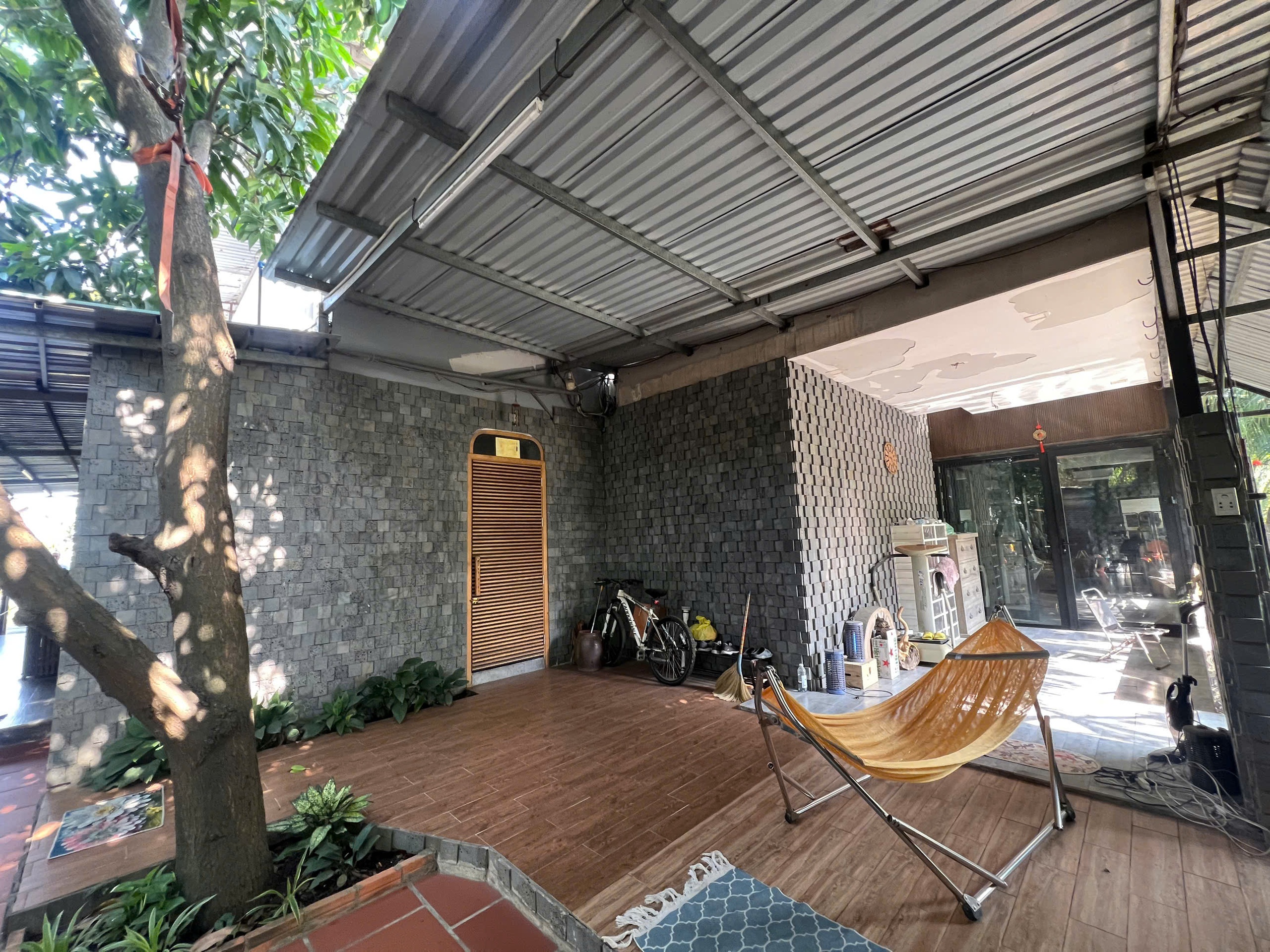 Hàng loạt bãi xe tự phát dọc đường Võ Chí Công: Kiểm tra xong… vẫn hoạt động- Ảnh 16. Hàng loạt bãi xe tự phát dọc đường Võ Chí Công: Kiểm tra xong… vẫn hoạt động- Ảnh 16.