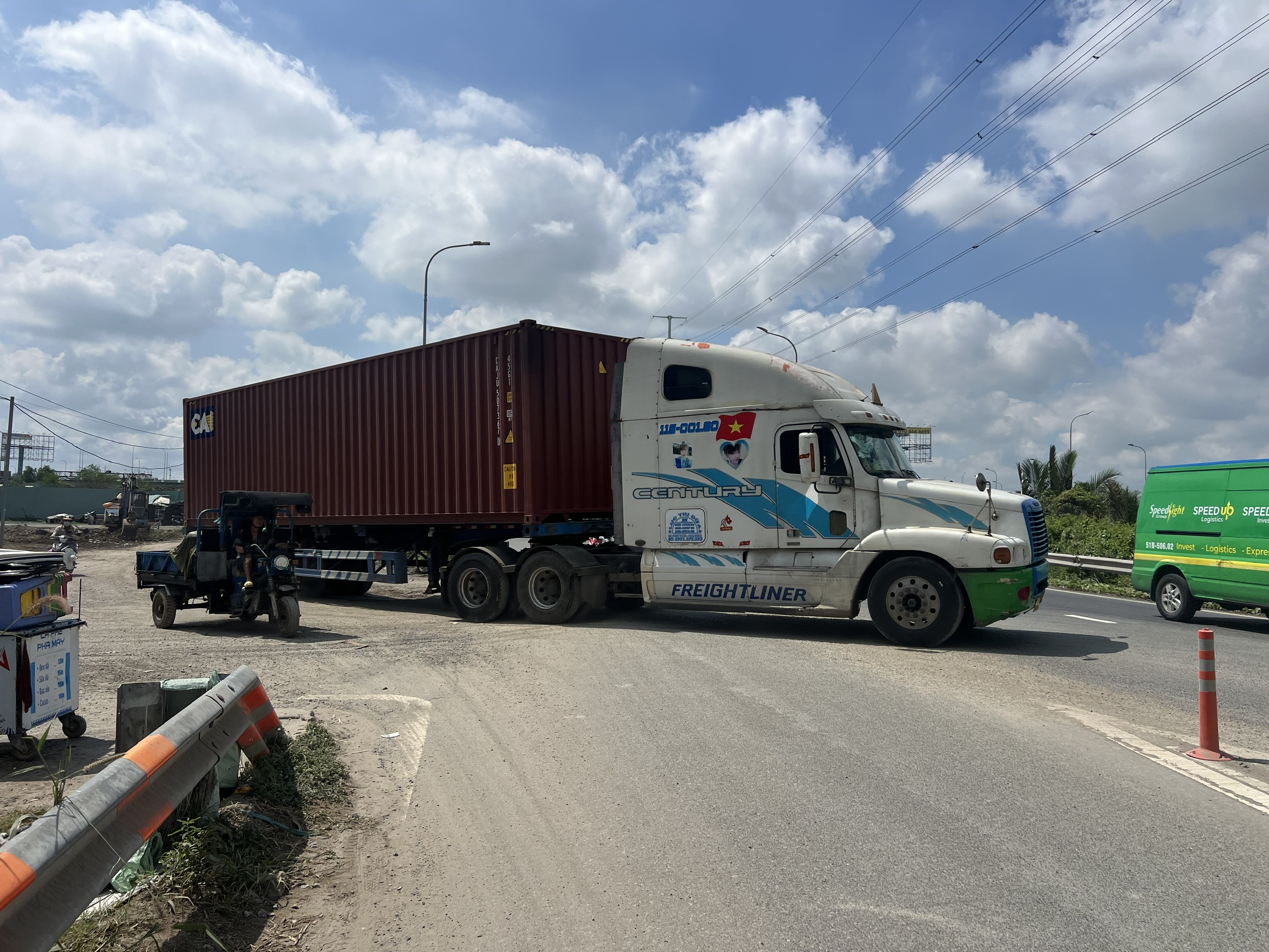 Hàng loạt bãi xe tự phát dọc đường Võ Chí Công: Kiểm tra xong… vẫn hoạt động- Ảnh 12. Hàng loạt bãi xe tự phát dọc đường Võ Chí Công: Kiểm tra xong… vẫn hoạt động- Ảnh 12.