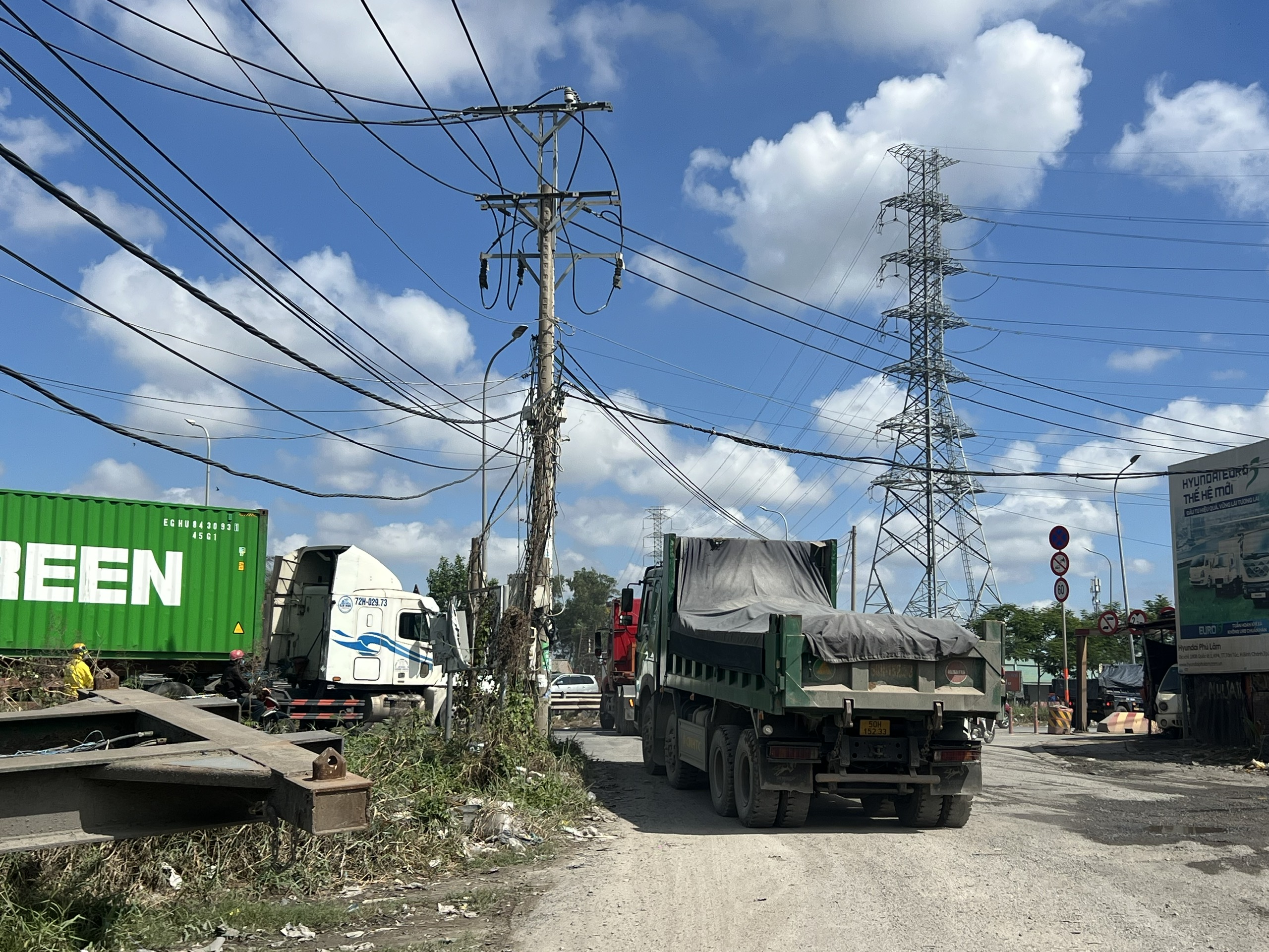 Hàng loạt bãi xe tự phát dọc đường Võ Chí Công: Kiểm tra xong… vẫn hoạt động- Ảnh 10. Hàng loạt bãi xe tự phát dọc đường Võ Chí Công: Kiểm tra xong… vẫn hoạt động- Ảnh 10.