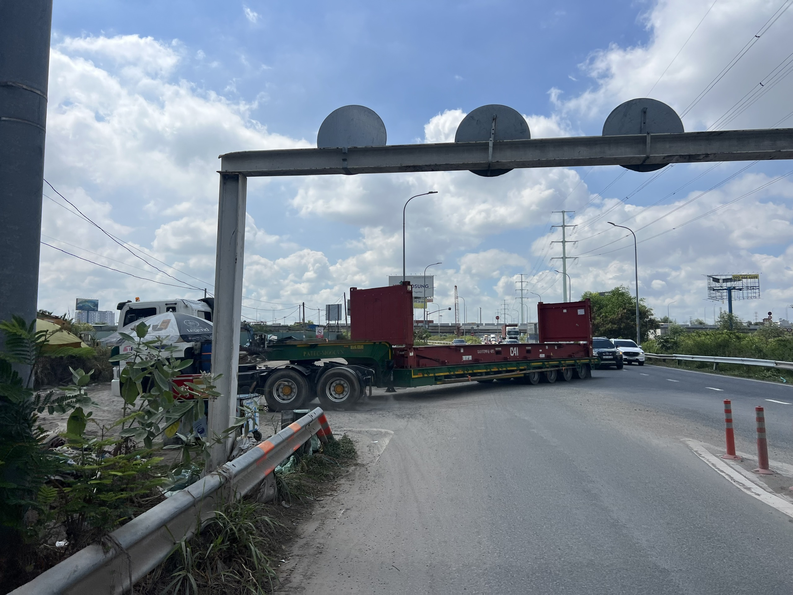 Hàng loạt bãi xe tự phát dọc đường Võ Chí Công: Kiểm tra xong… vẫn hoạt động- Ảnh 13. Hàng loạt bãi xe tự phát dọc đường Võ Chí Công: Kiểm tra xong… vẫn hoạt động- Ảnh 13.