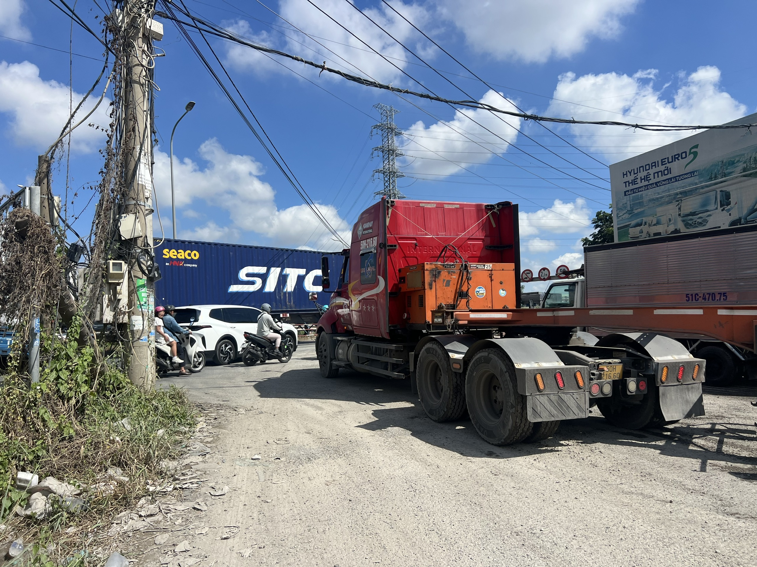 Hàng loạt bãi xe tự phát dọc đường Võ Chí Công: Kiểm tra xong… vẫn hoạt động- Ảnh 9. Hàng loạt bãi xe tự phát dọc đường Võ Chí Công: Kiểm tra xong… vẫn hoạt động- Ảnh 9.