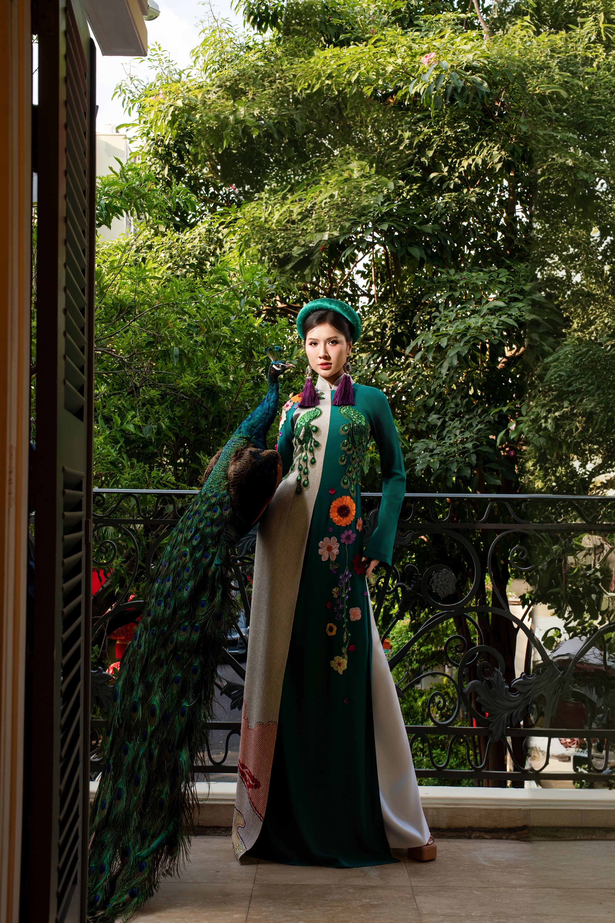 Hoa hậu biết 4 thứ tiếng hóa ‘nàng thơ’ của NTK Võ Việt Chung - Ảnh 8.