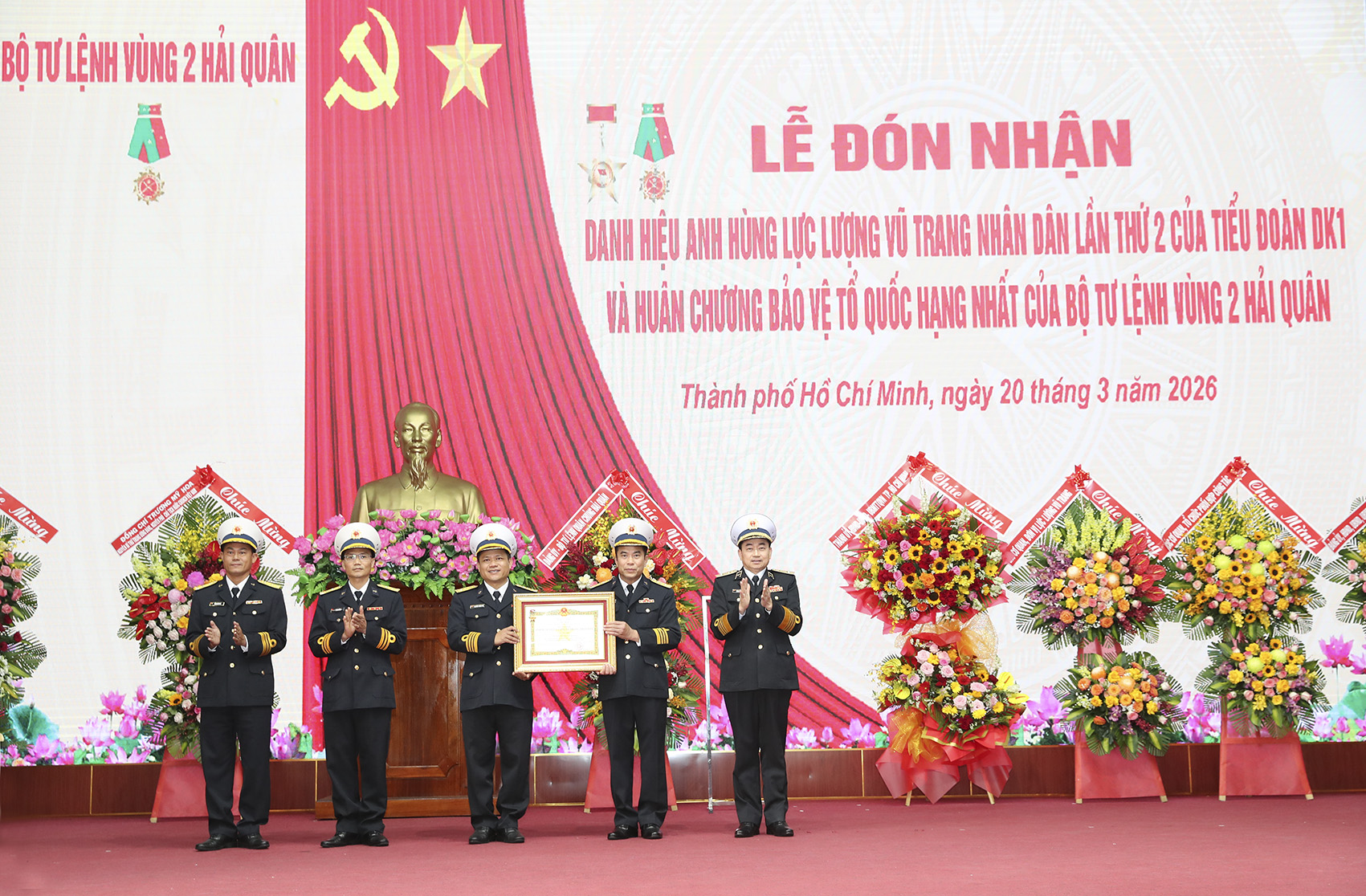 Vùng 2 Hải quân đón nhận danh hiệu Anh hùng LLVT nhân dân lần thứ 2 - Ảnh 1.