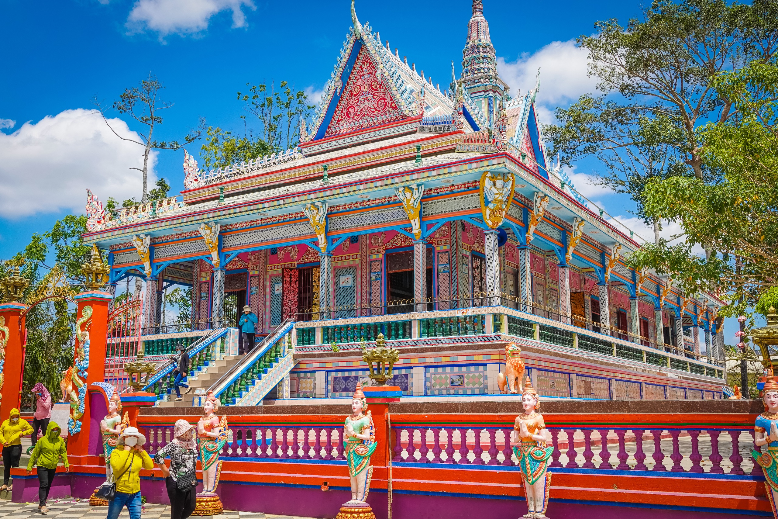 Kh&aacute;m ph&aacute; vẻ đẹp độc đ&aacute;o của ch&ugrave;a Ch&eacute;n Kiểu hơn 200 năm tuổi tại Cần Thơ - Ảnh 1.