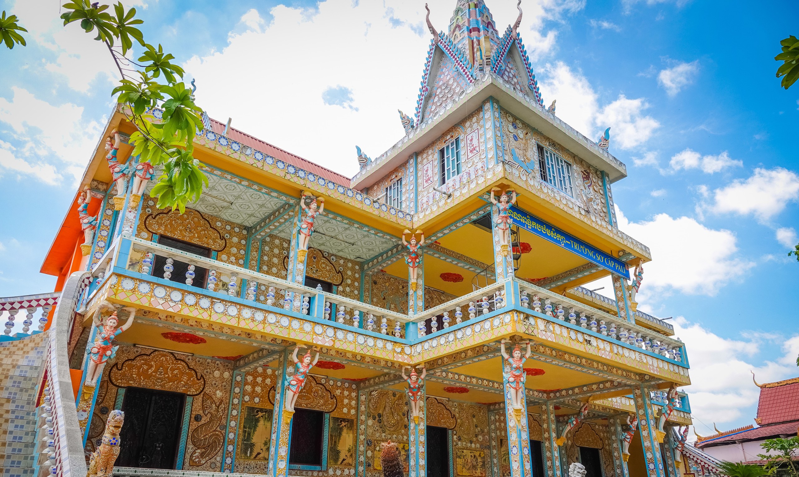 Kh&aacute;m ph&aacute; vẻ đẹp độc đ&aacute;o của ch&ugrave;a Ch&eacute;n Kiểu hơn 200 năm tuổi tại Cần Thơ - Ảnh 2.