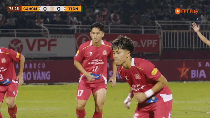 Cầu thủ Việt kiều Khoa Ng&ocirc; tỏa s&aacute;ng, CLB CA TP.HCM thắng đội của C&ocirc;ng Phượng để v&agrave;o b&aacute;n kết- Ảnh 3.