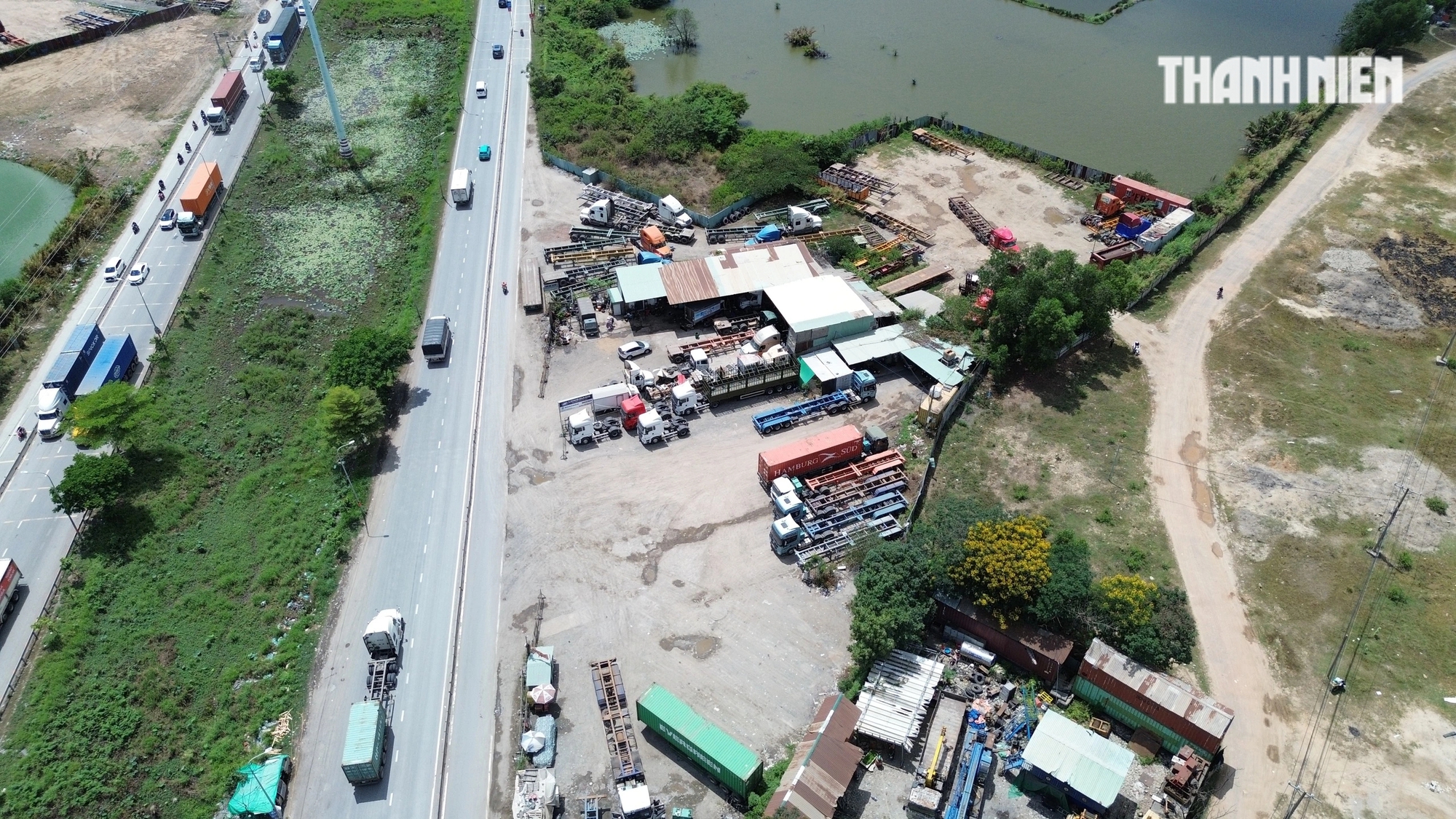 Hàng loạt bãi xe tự phát dọc đường Võ Chí Công: Kiểm tra xong… vẫn hoạt động- Ảnh 3. Hàng loạt bãi xe tự phát dọc đường Võ Chí Công: Kiểm tra xong… vẫn hoạt động- Ảnh 3.