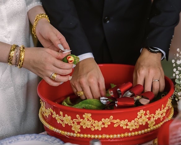 C&ocirc;ng khai của hồi m&ocirc;n trong đ&aacute;m cưới: Đ&ocirc;i trẻ nhận nhiều c&agrave;ng &aacute;p lực?  - Ảnh 3.